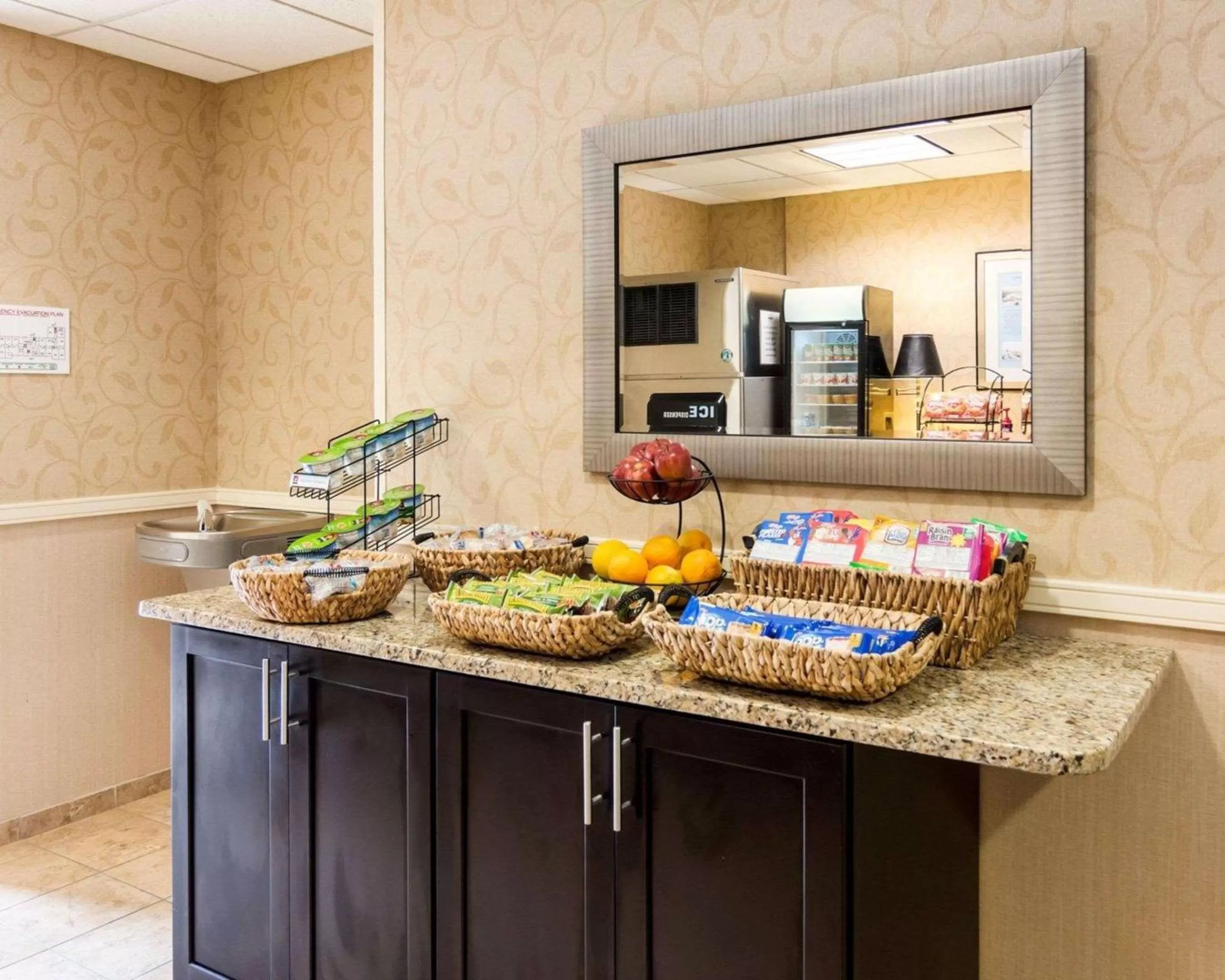Restaurant/places to eat in Suburban Studios Quantico