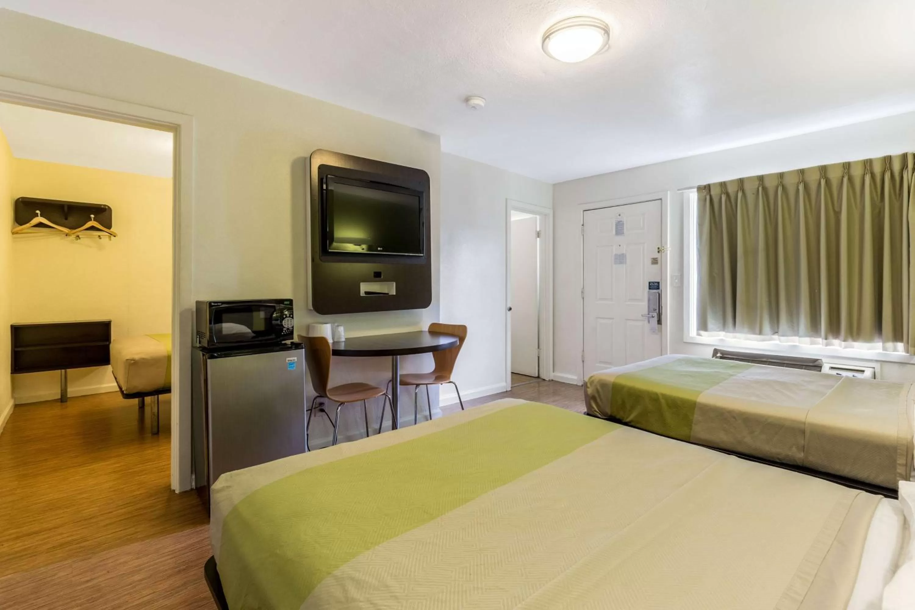 Deluxe Quadruple Room - Non-Smoking in Motel 6 San Rafael