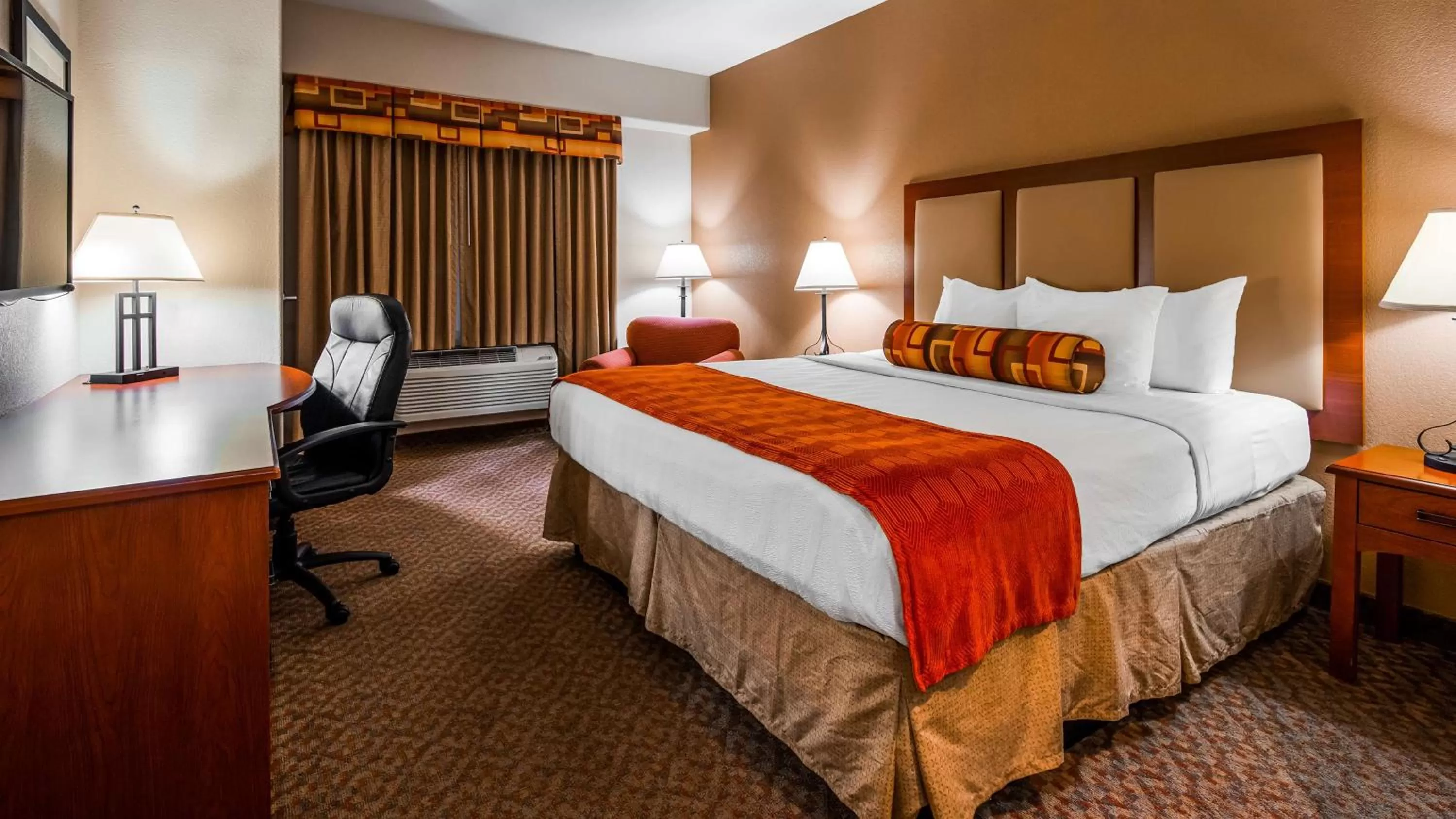 King Room with Mobility Accessible Tub in Best Western Plus Waxahachie Inn & Suites