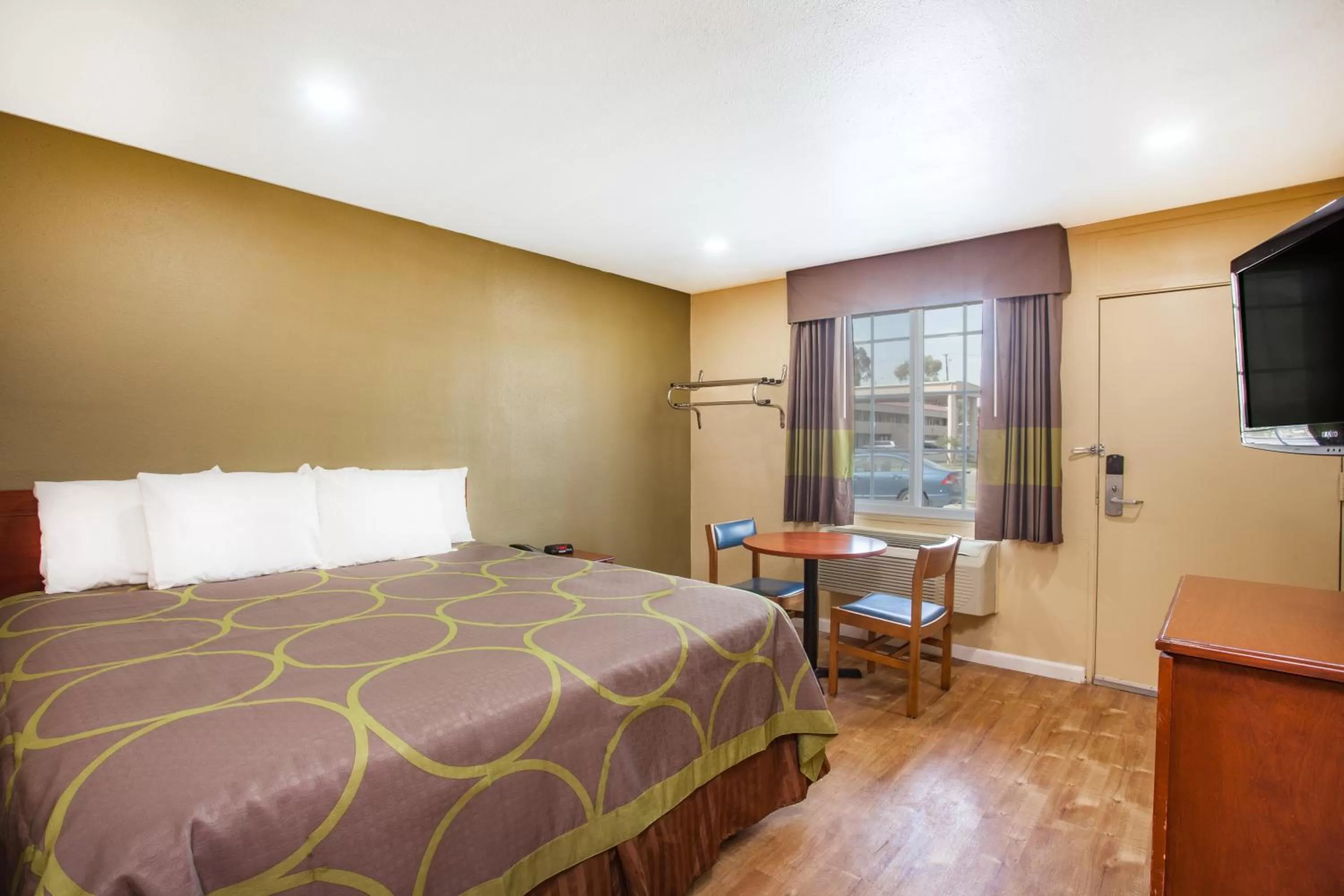 King Room - Non-Smoking in Super 8 by Wyndham Redlands/San Bernardino