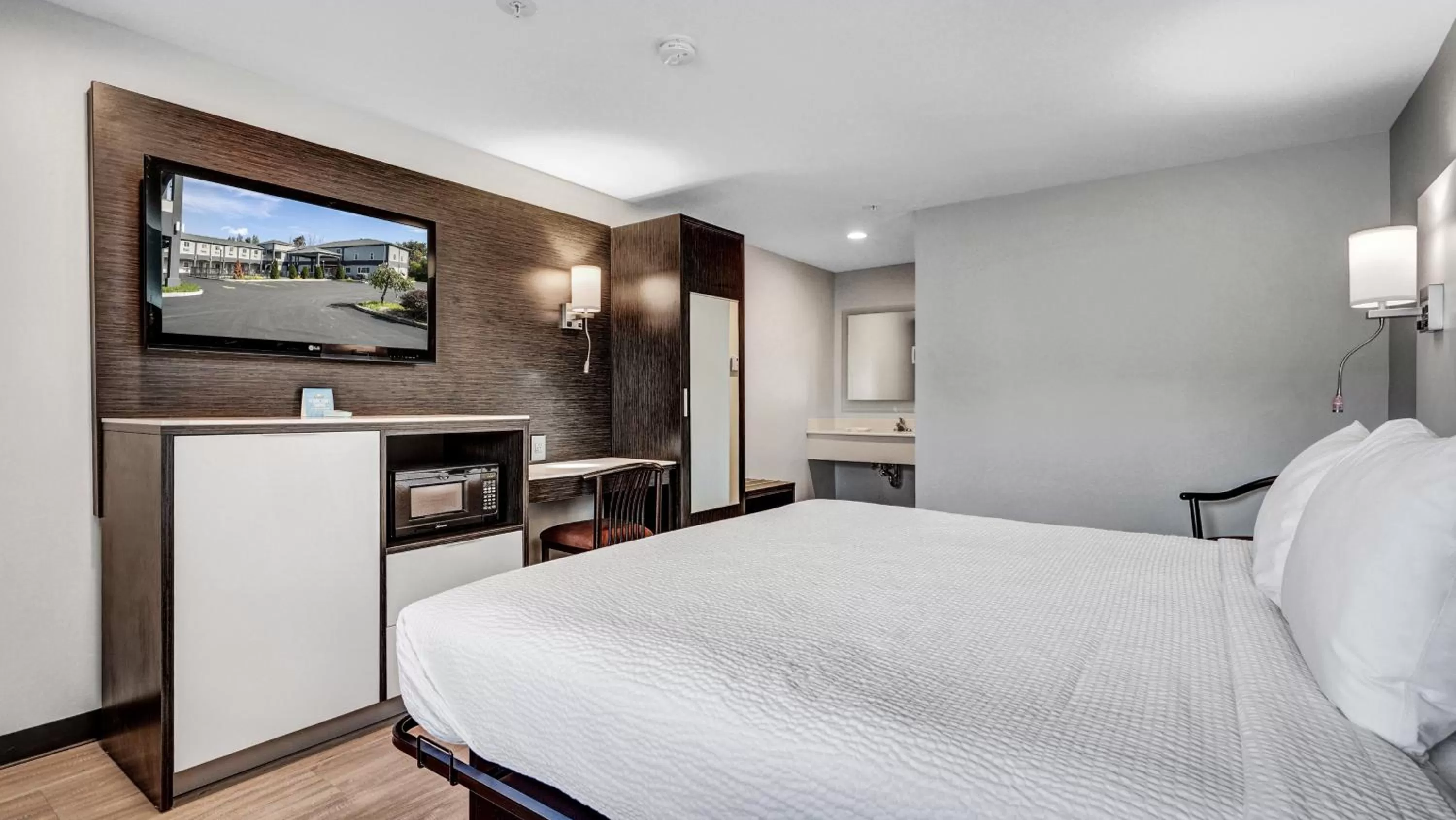 King Room - Non-Smoking in Days Inn & Suites by Wyndham Niagara Falls/Buffalo