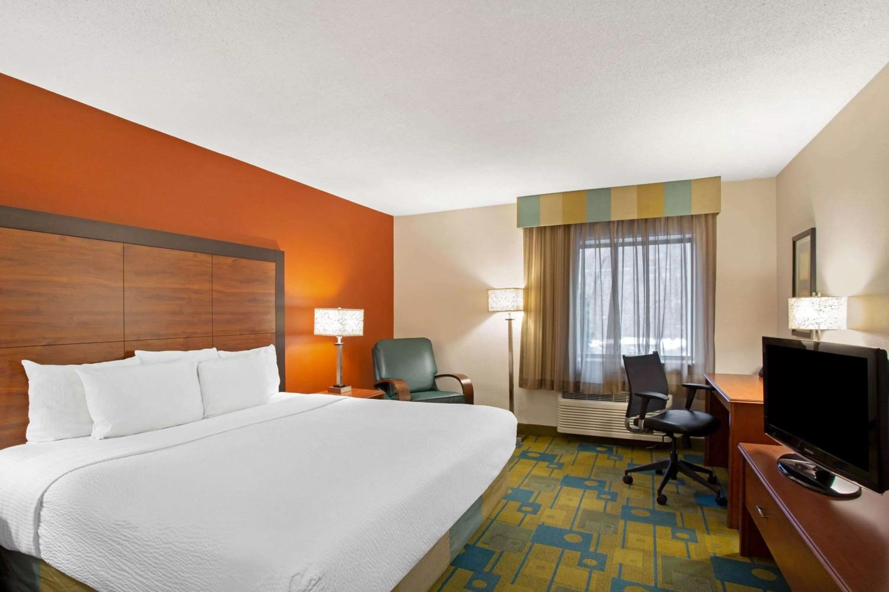 Deluxe King Room in La Quinta Inn by Wyndham Auburn Worcester