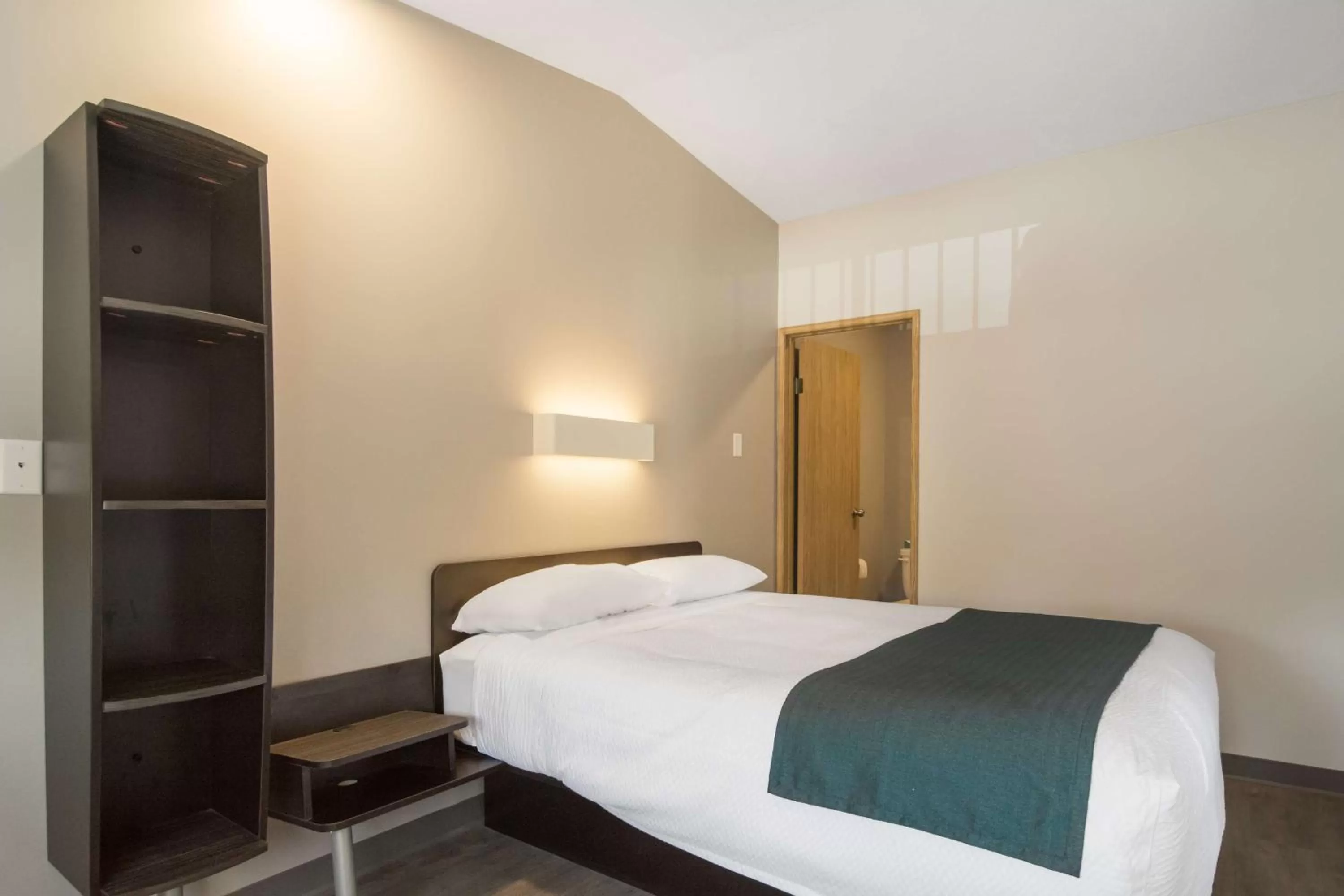 Queen Room - Non-Smoking in Motel 6-Saanichton, BC - Victoria Airport