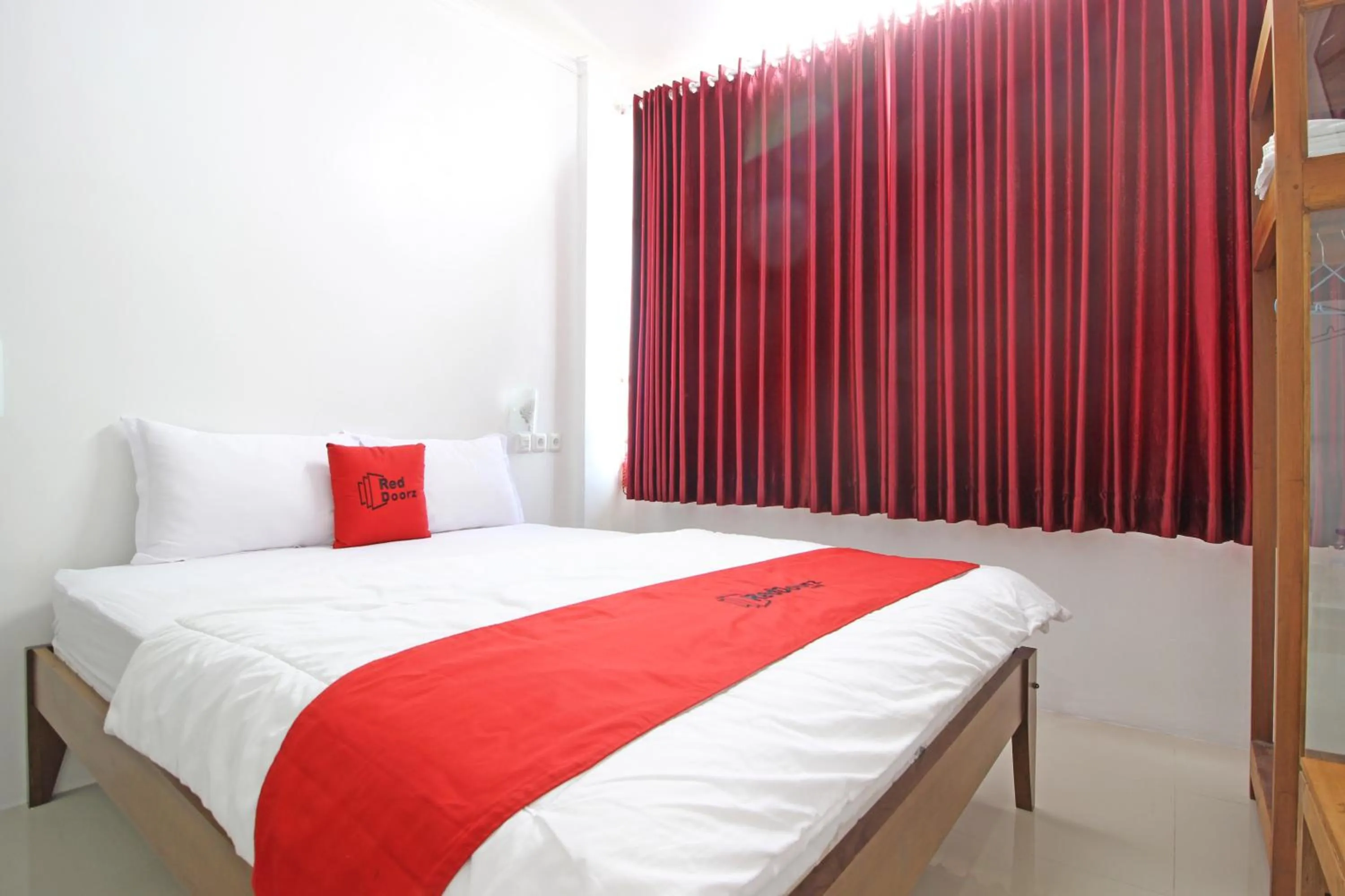 Double Room in RedDoorz @ Jalan Ringroad Selatan