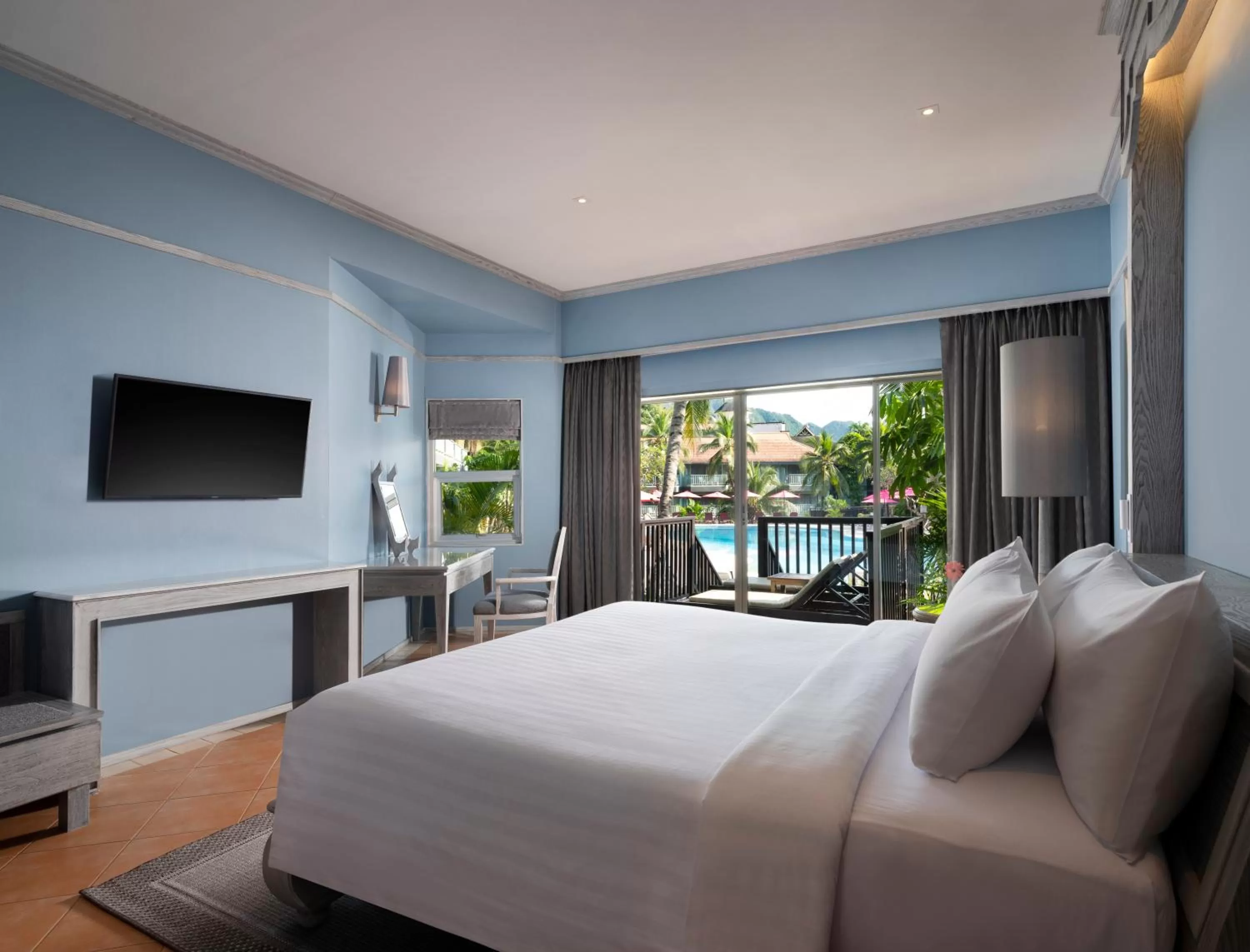 Deluxe Double or Twin Room with Pool View in Aonang Villa Resort I Beach Front