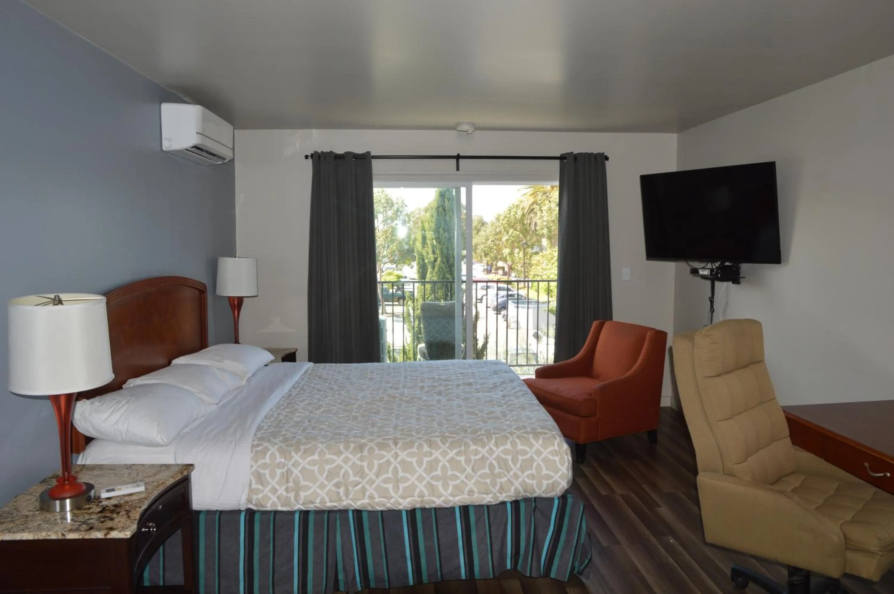 Suite room with three beds in Glass Slipper Inn - Stanford Palo Alto