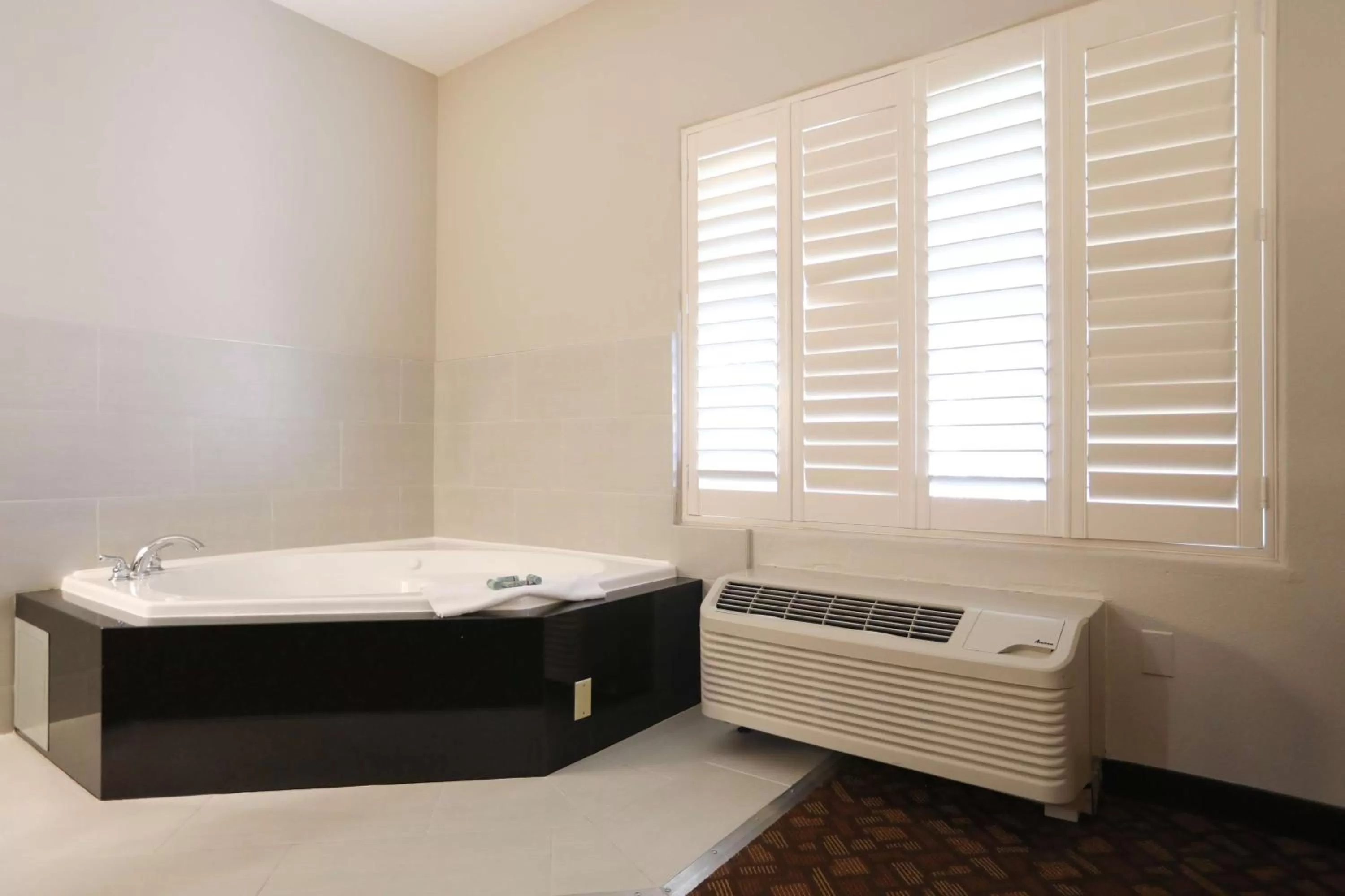 King Suite with Bath Tub - Disability Access in Best Western Lanai Garden Inn & Suites