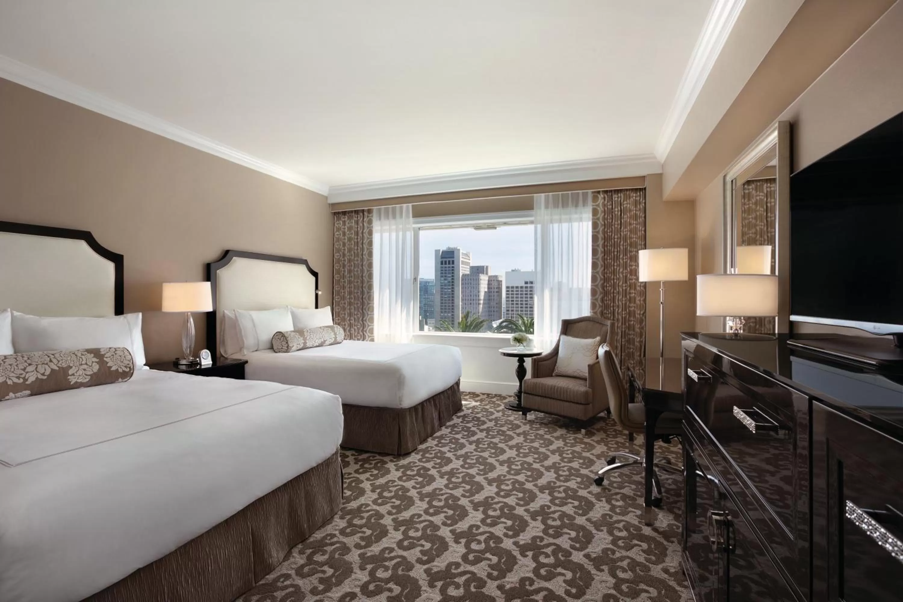 Signature King Room with Bath Tub and Skyline View - Mobility Accessible in Fairmont San Francisco