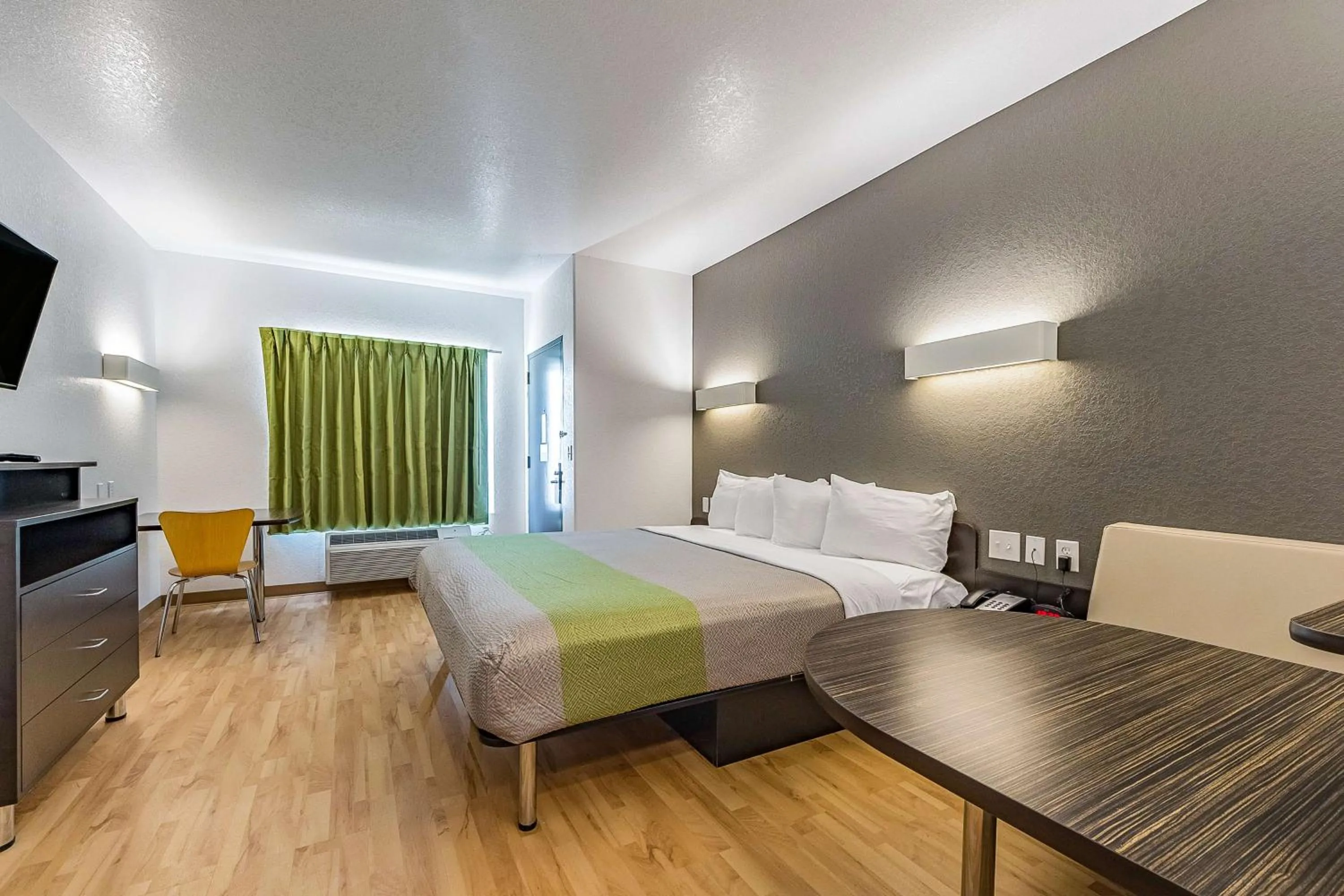 Deluxe Queen Suite - Non-Smoking in Studio 6 New Braunfels, Tx