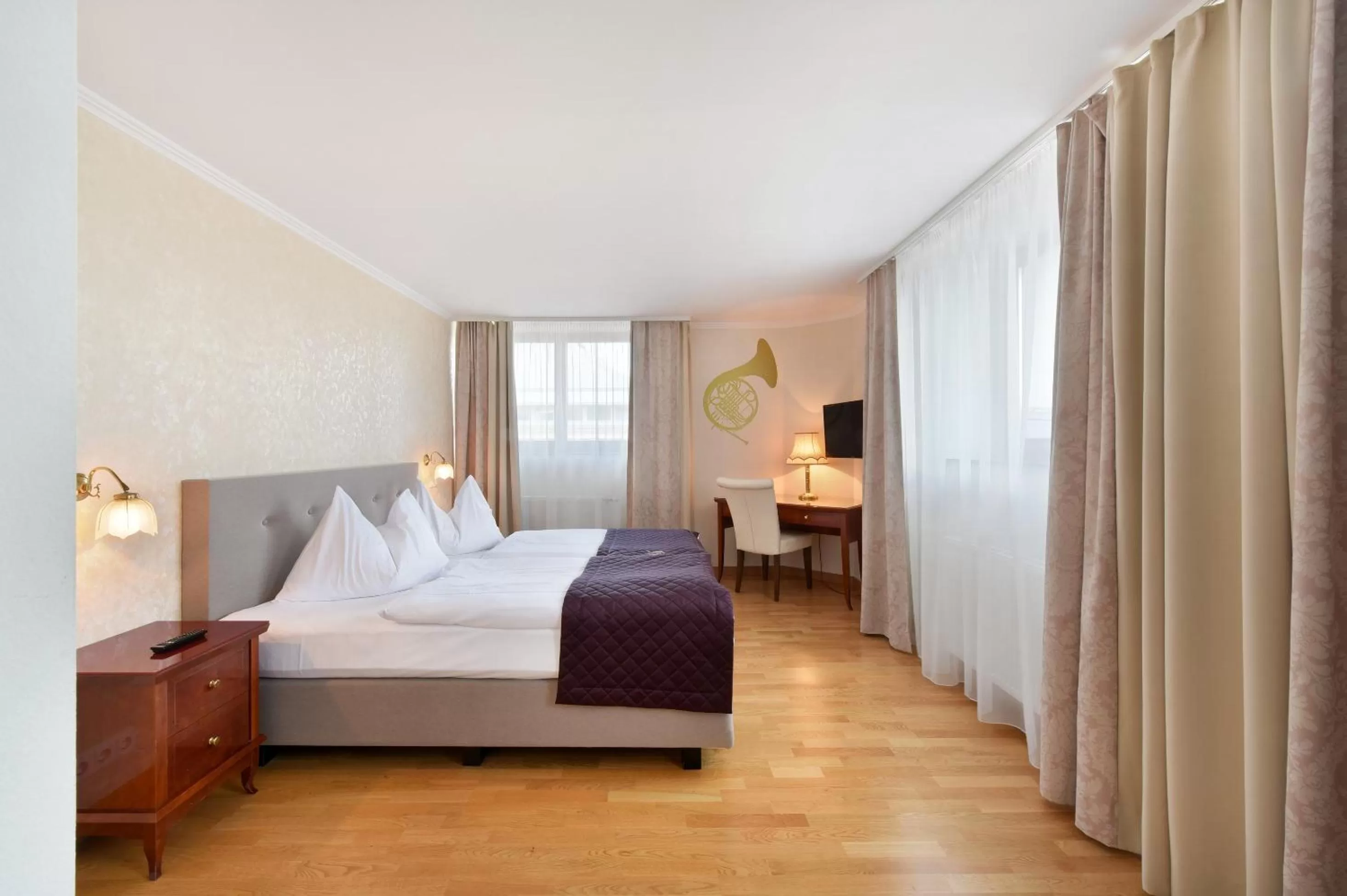 Two-Bedroom Suite with Two Bathrooms in Hotel Am Schubertring