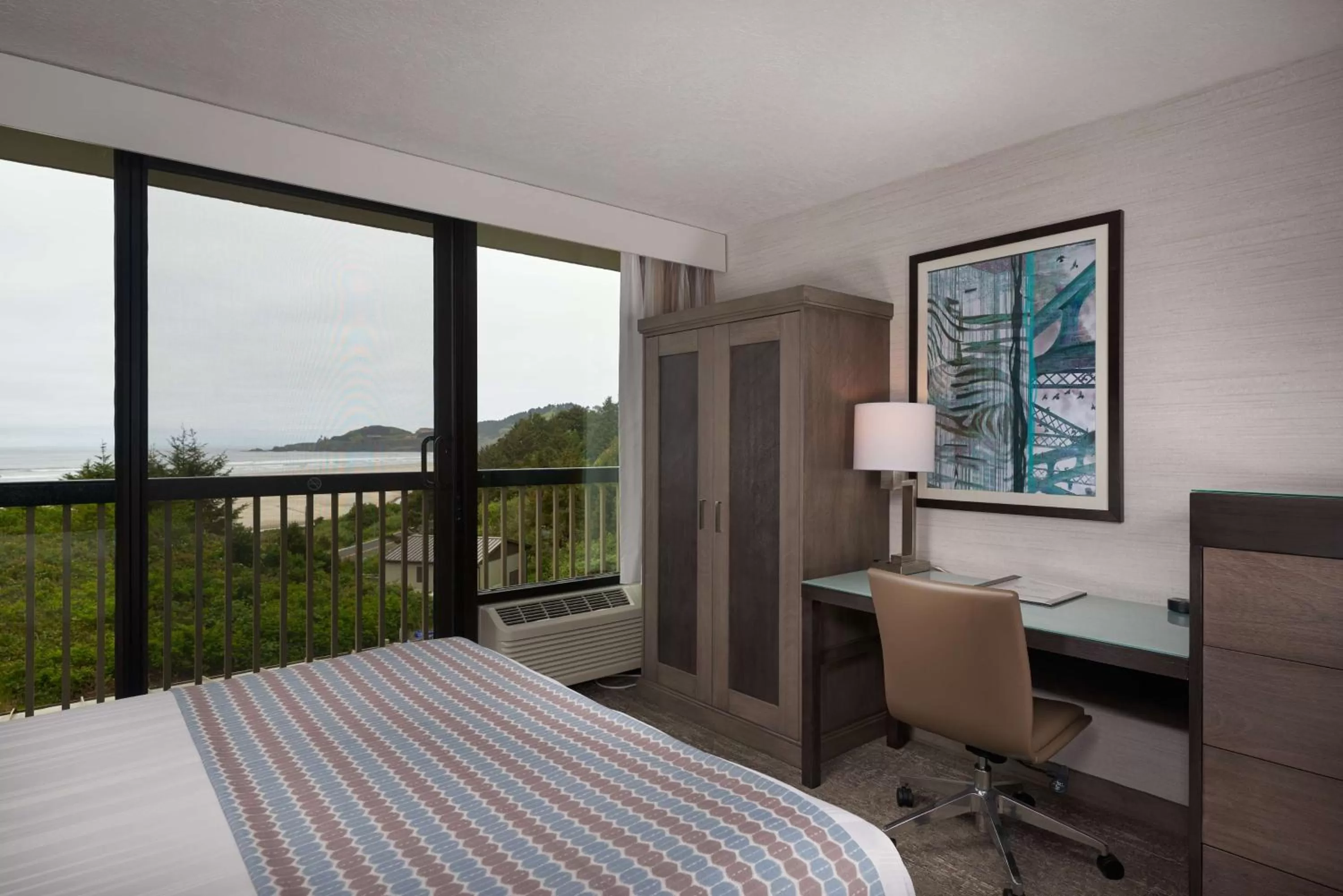 King Room with Ocean View and Roll-in Shower - Disability Access in Best Western Plus Agate Beach Inn