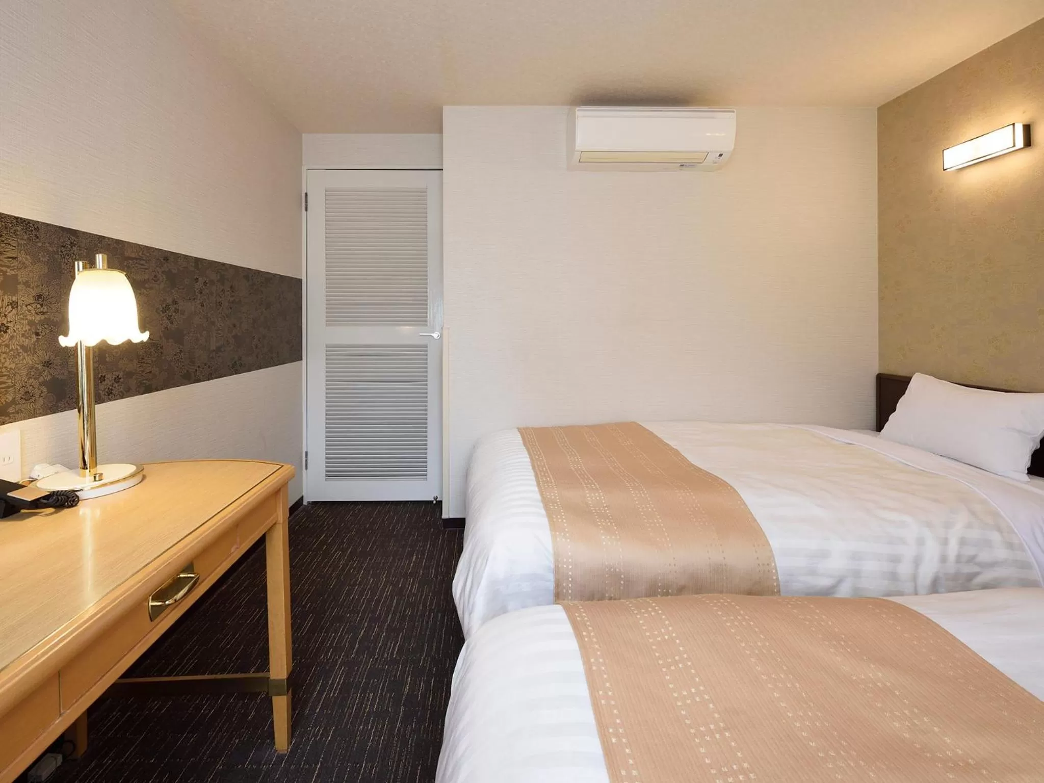 Twin Room - Non-Smoking in Belmont Hotel