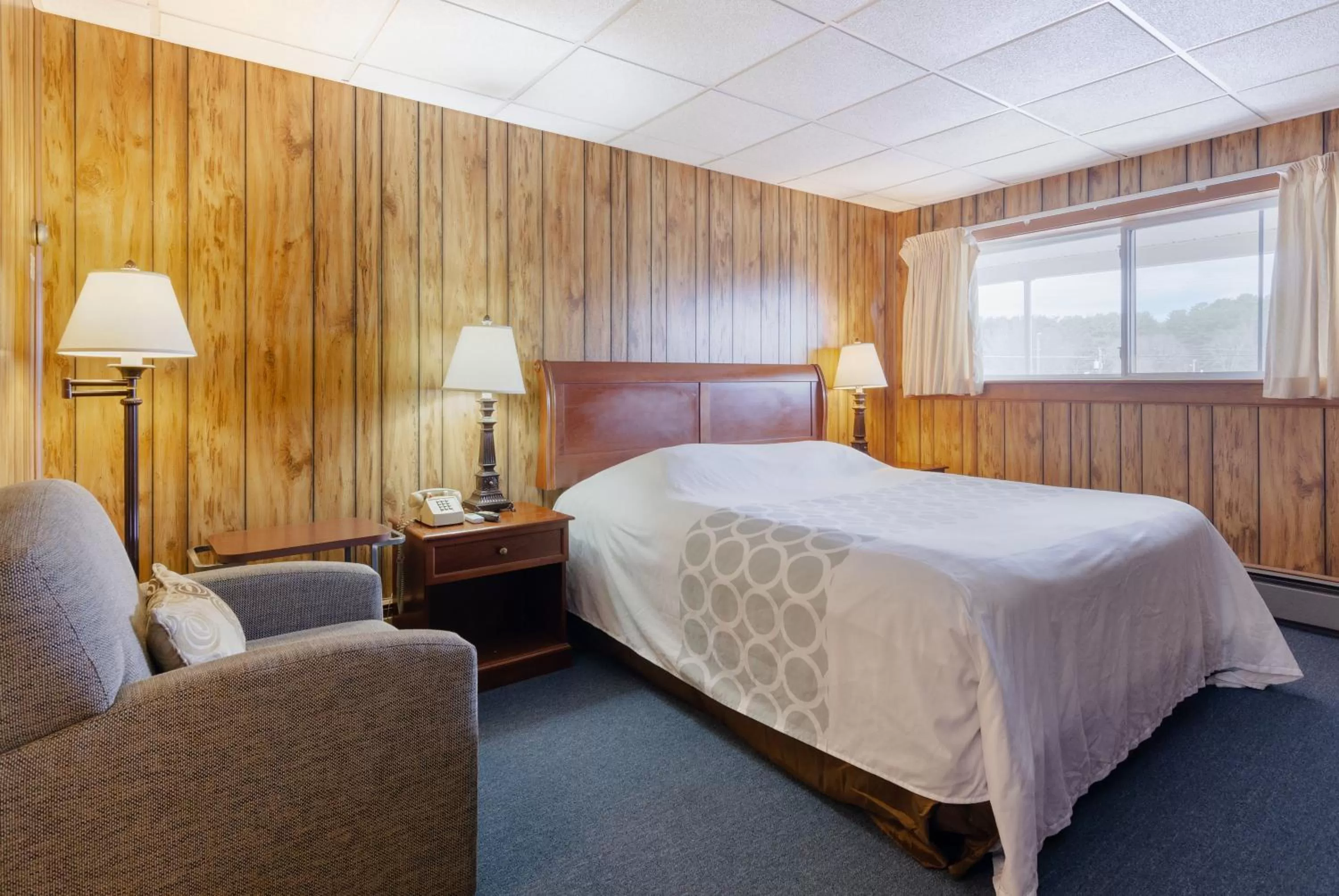 Deluxe King Room in Knob Hill Motor Lodge