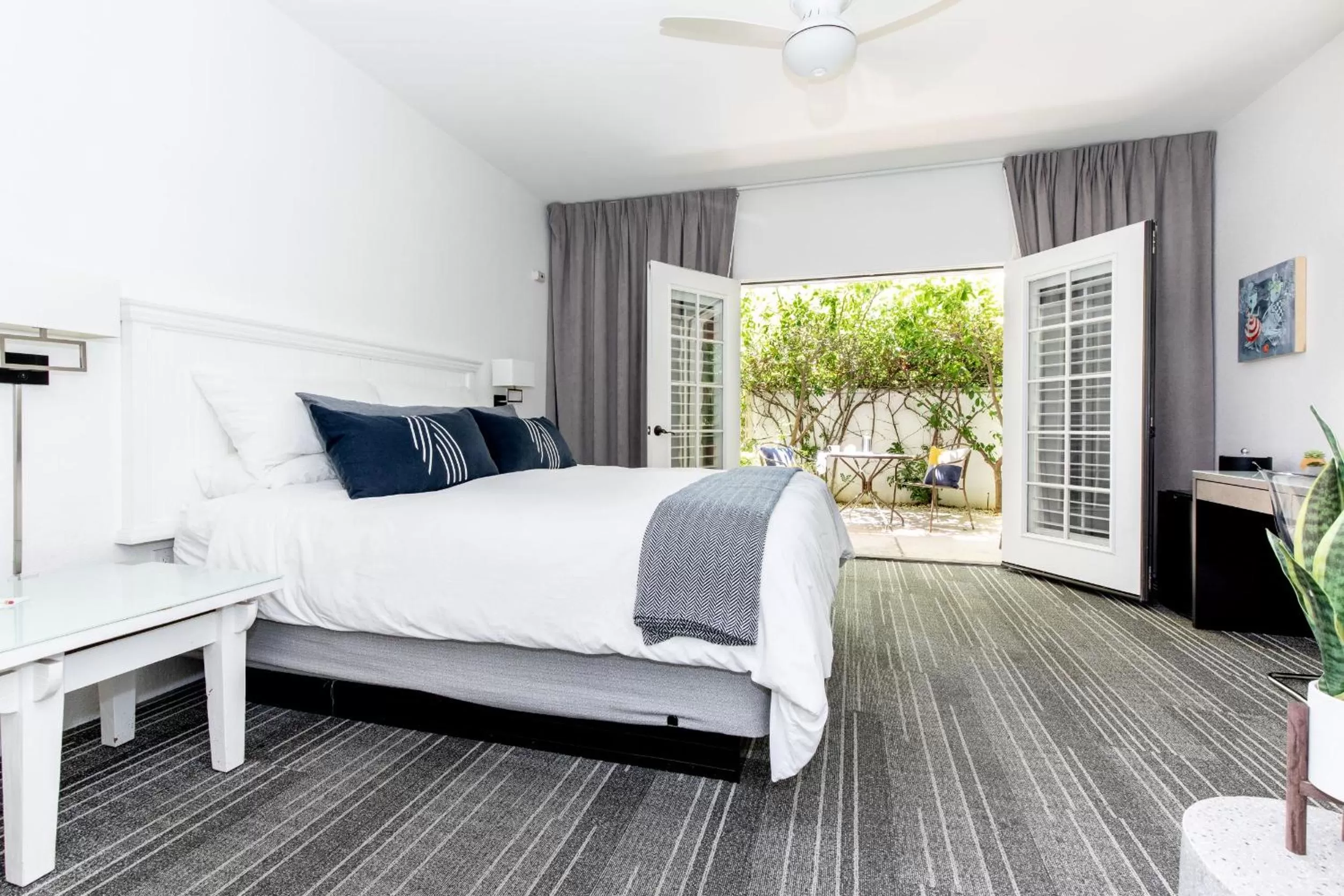 Deluxe King Room with Patio and Fireplace in Alcazar Palm Springs