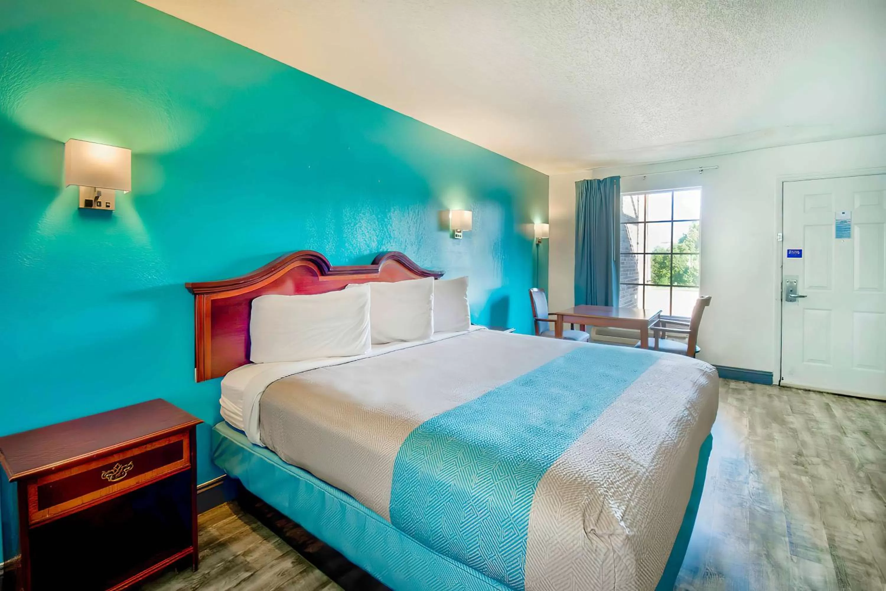 Deluxe King Room - Non-Smoking in Motel 6-Grand Rivers, KY