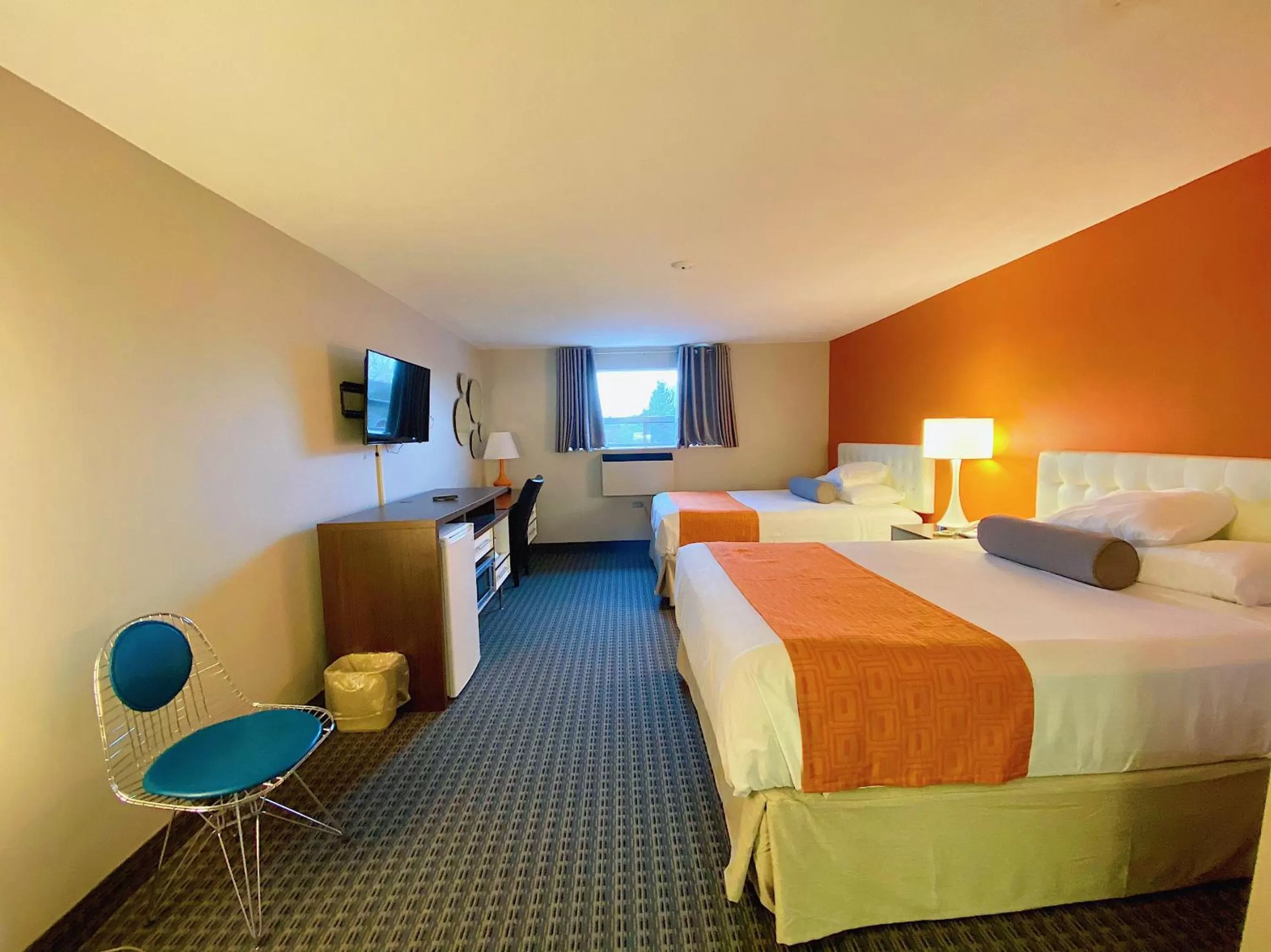 Queen Room with Two Queen Beds - Non-Smoking in Howard Johnson by Wyndham Gravenhurst