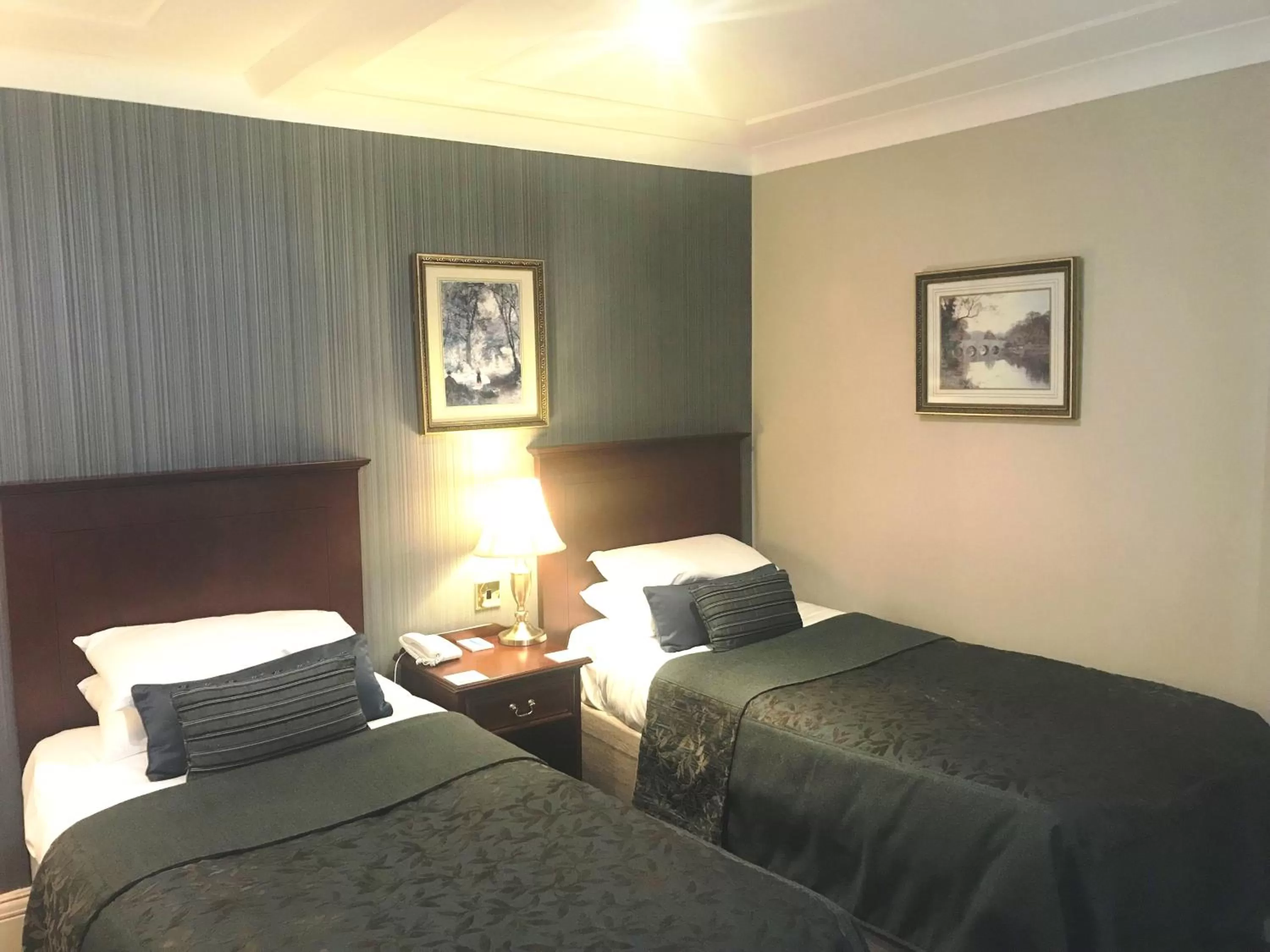 Superior Twin Room in Cairn Hotel