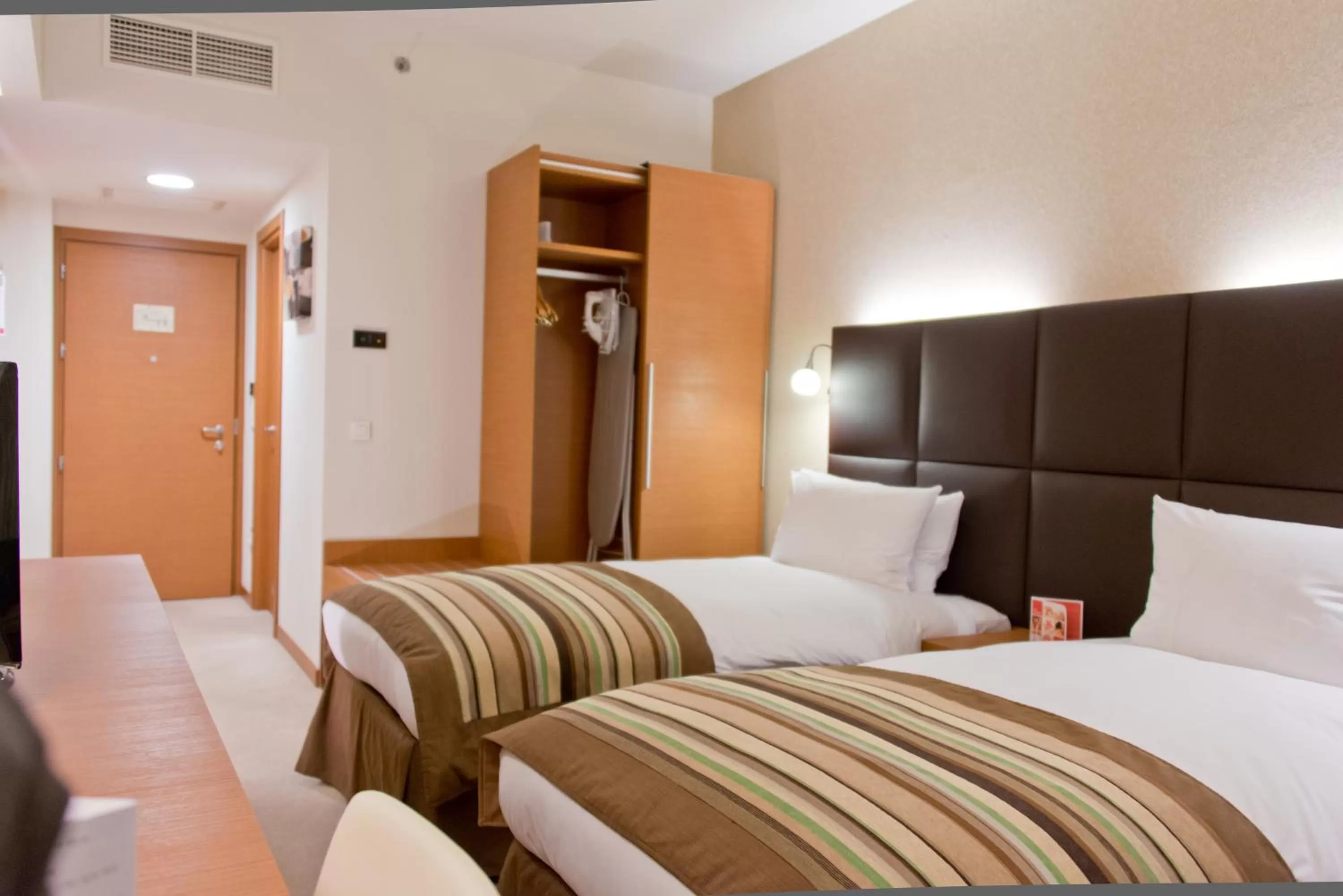 Deluxe 2 Twin Beds Non-Smoking Room - single occupancy in Ramada by Wyndham Oradea
