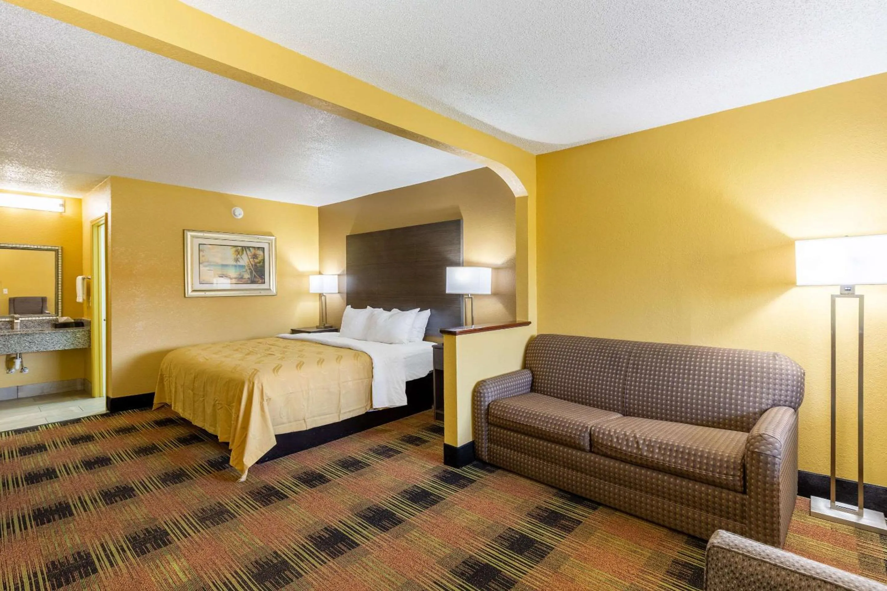 Photo of the whole room, Bed in Quality Inn Mobile West Tillmans Corner