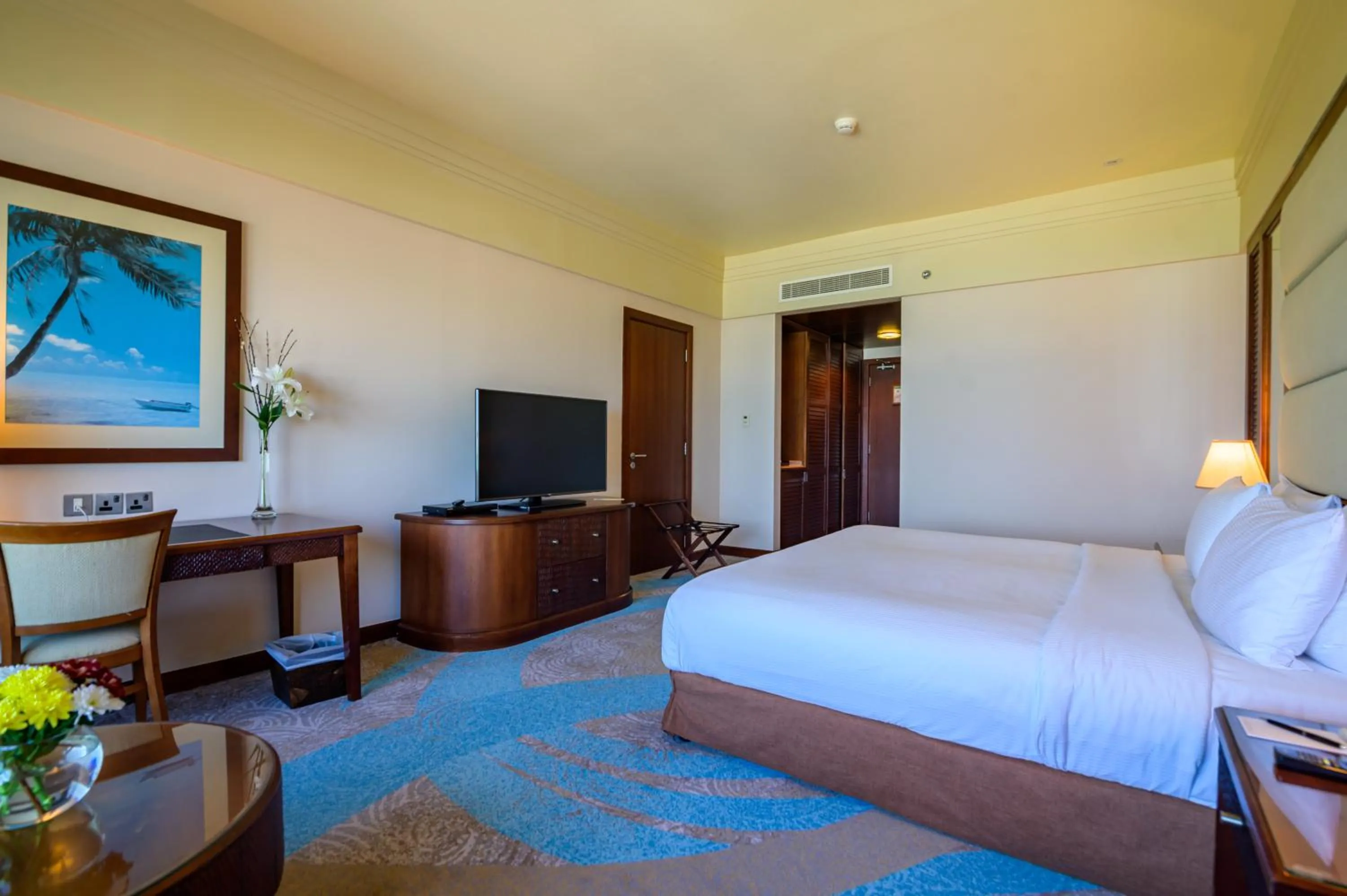 Deluxe King Room with Sea View in Danat Jebel Dhanna Resort