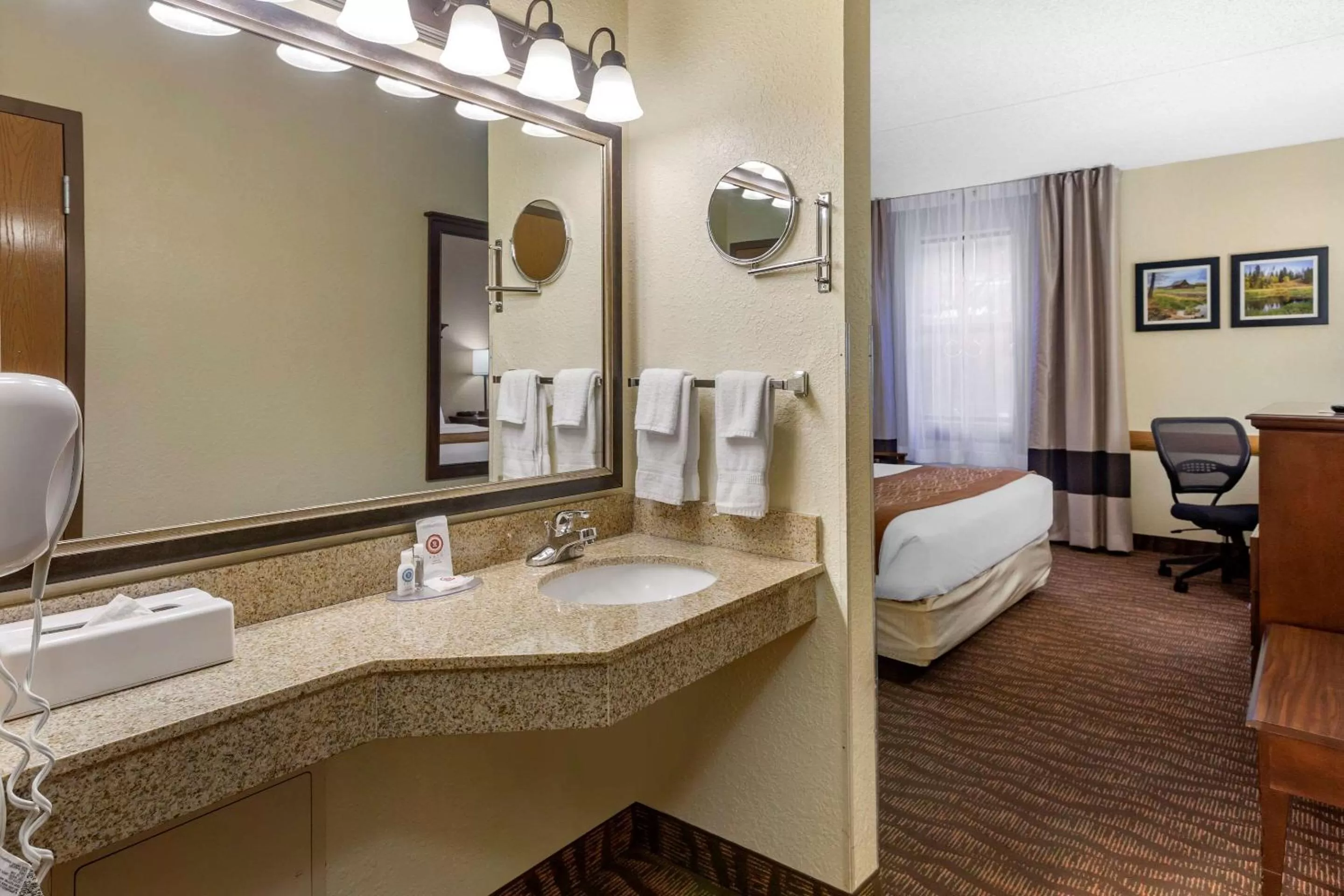 King Room - Accessible/Non-Smoking in Comfort Inn & Suites Branson Meadows