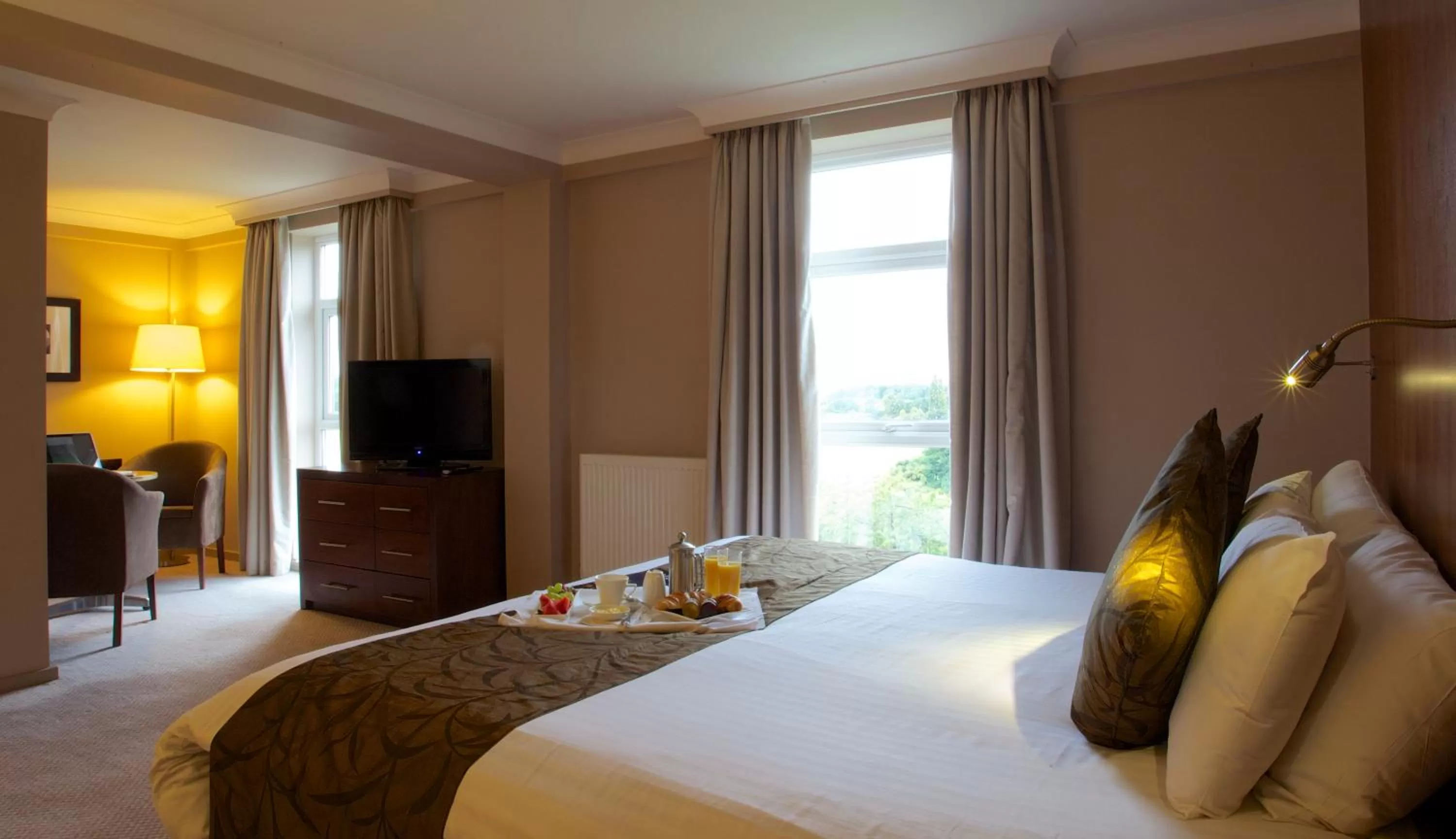 Deluxe Double Room in Humber Royal Hotel