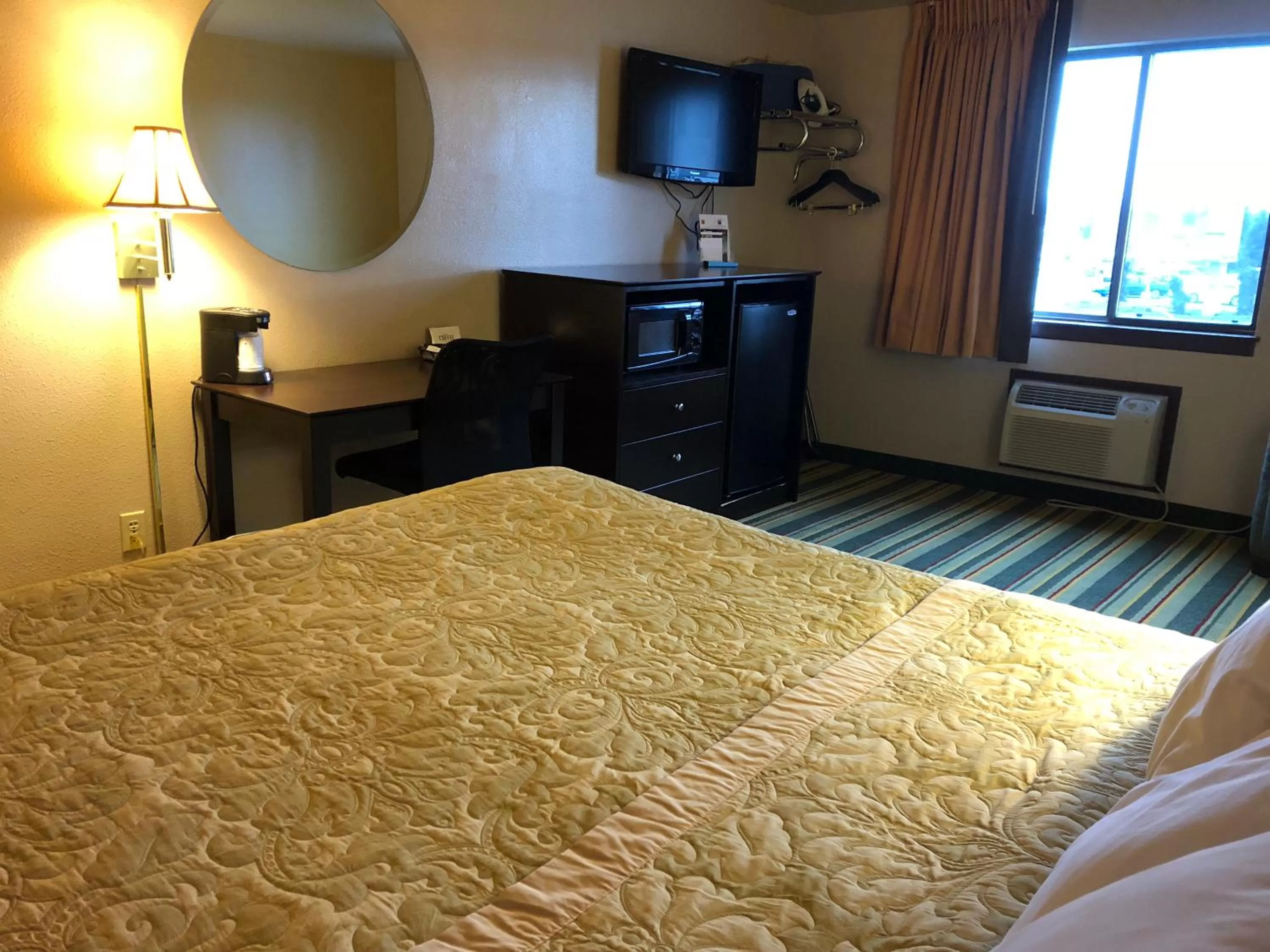King Room - Mobility Access/Non-Smoking in Super 8 by Wyndham Coeur d'Alene