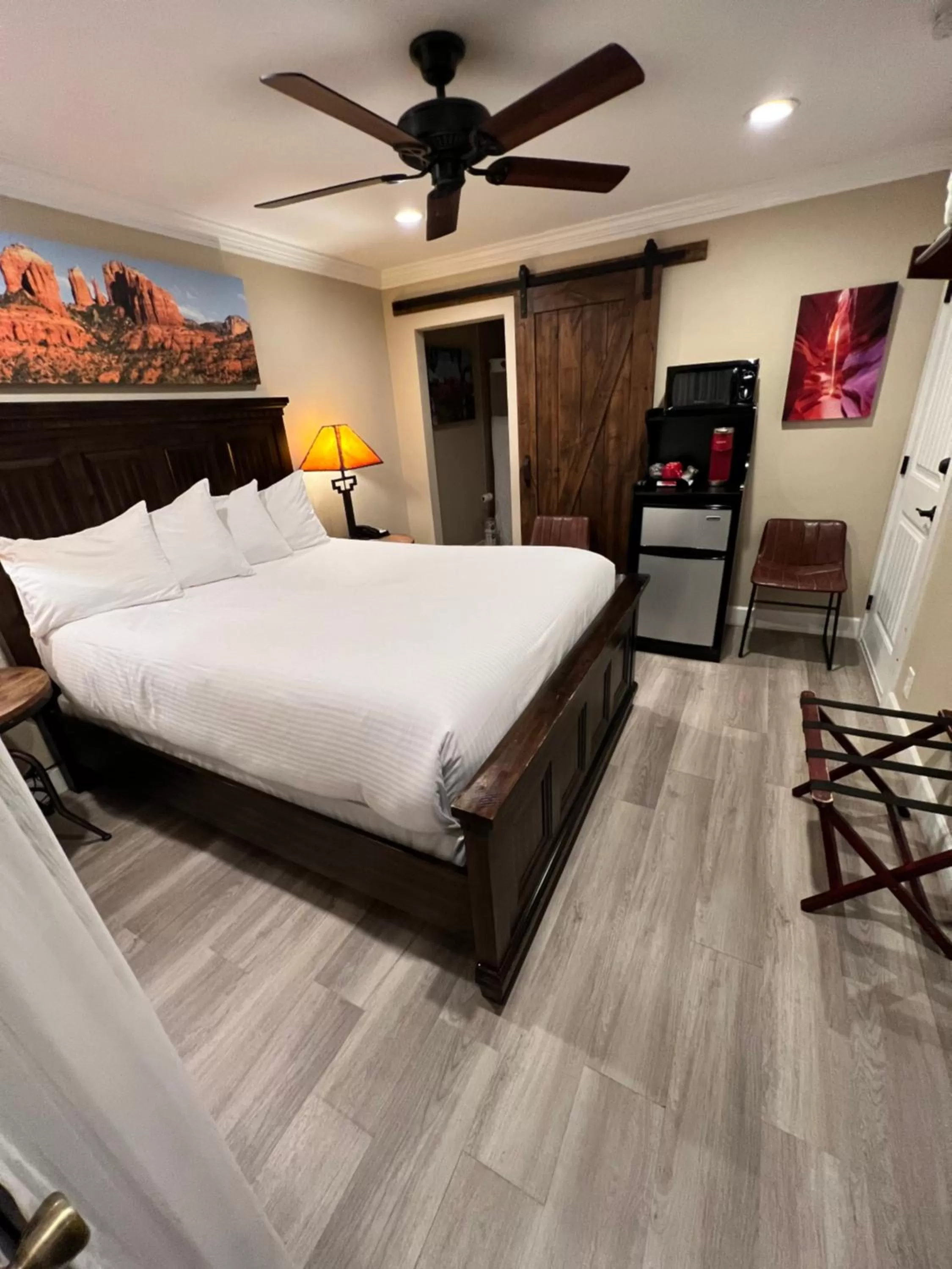 Bed in Lantern Light Inn - Romantic Getaway
