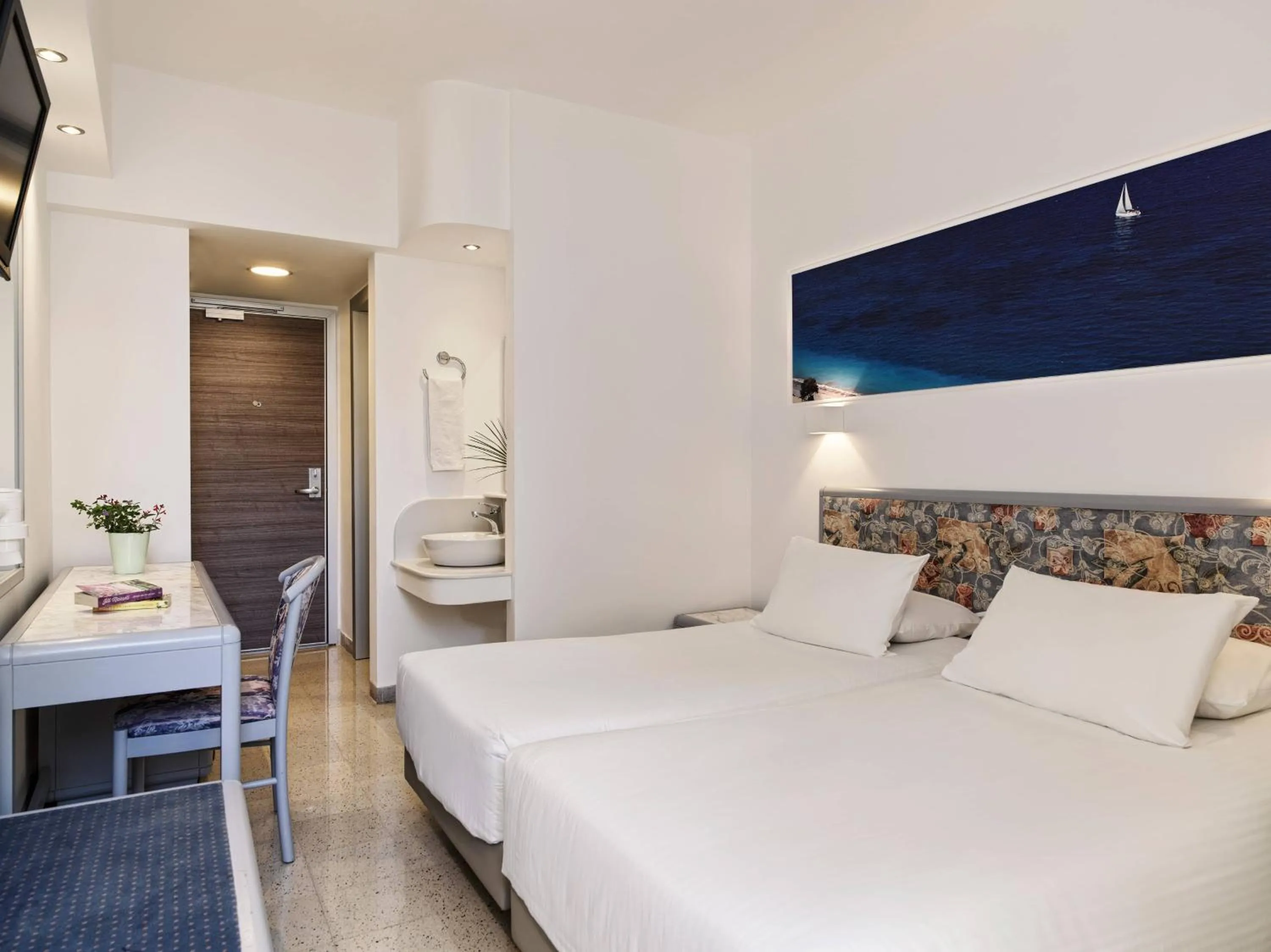 Club Twin Room in Esperia City Hotel