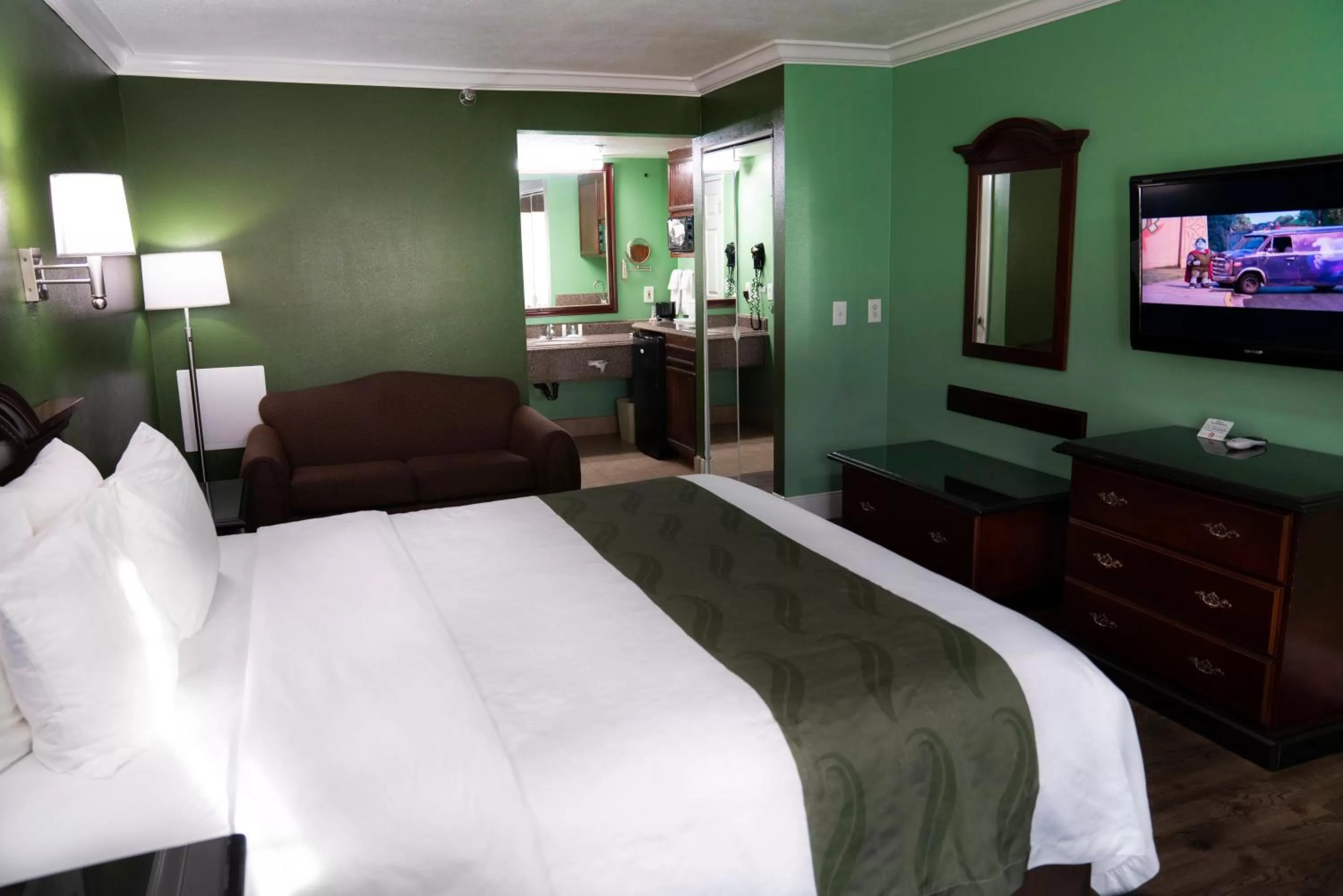 Standard Room, 1 King Bed, Smoking in Quality Inn Hemet - San Jacinto