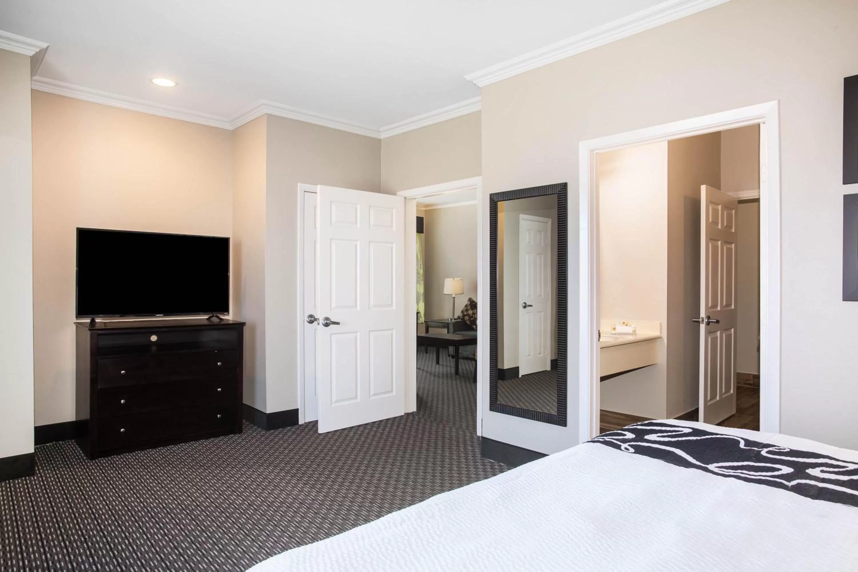 Deluxe King Suite with Bath Tub - Mobility/Hearing Access - Non-Smoking in La Quinta by Wyndham Columbus TX