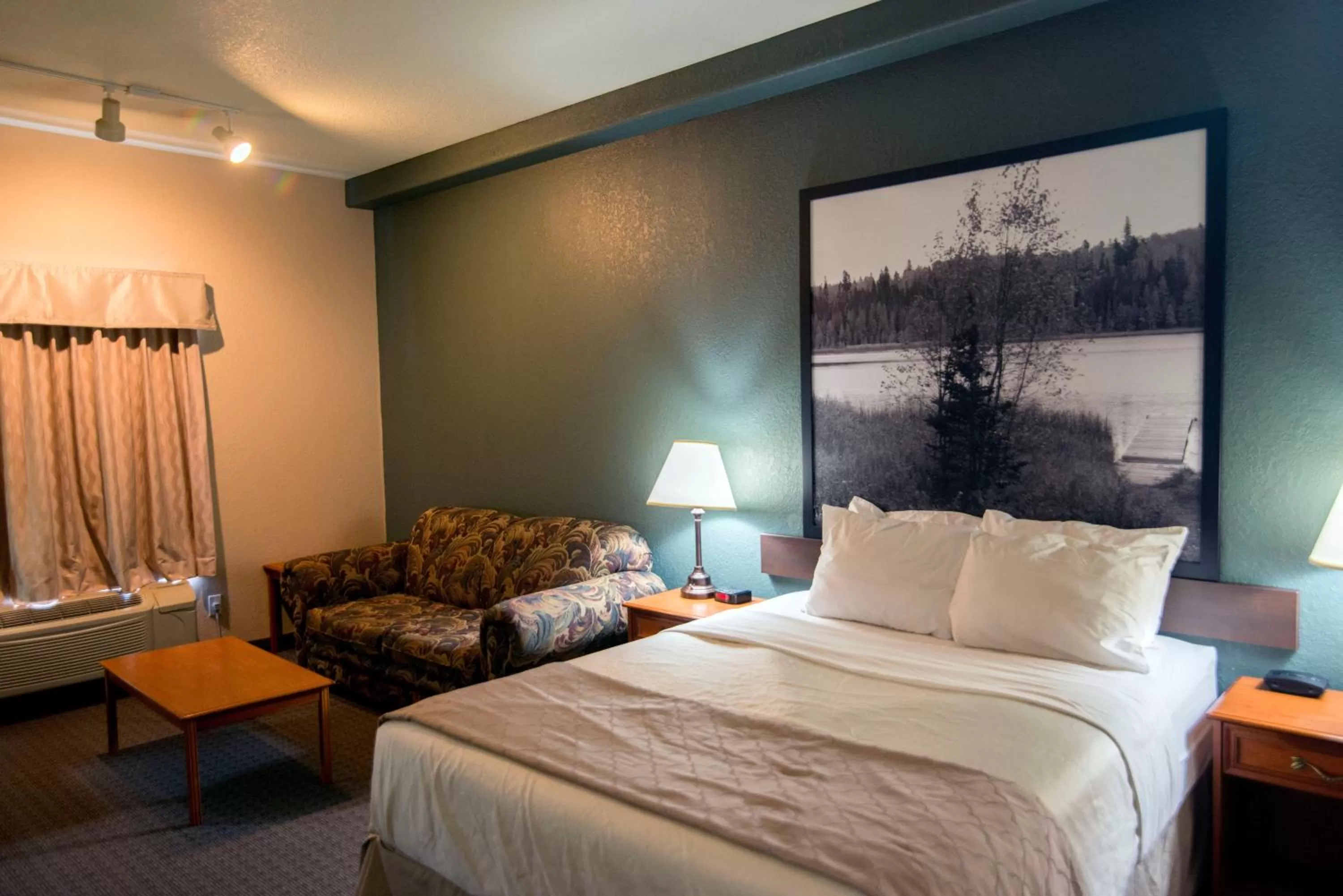 Business Queen Room - Non-Smoking in Super 8 by Wyndham Dauphin