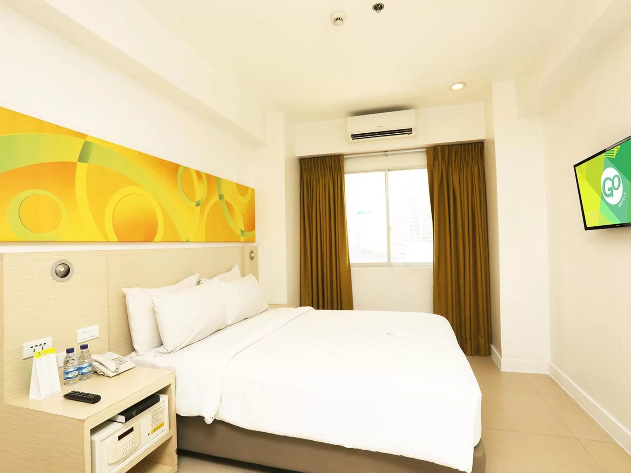 Standard Queen Room in Go Hotels Timog