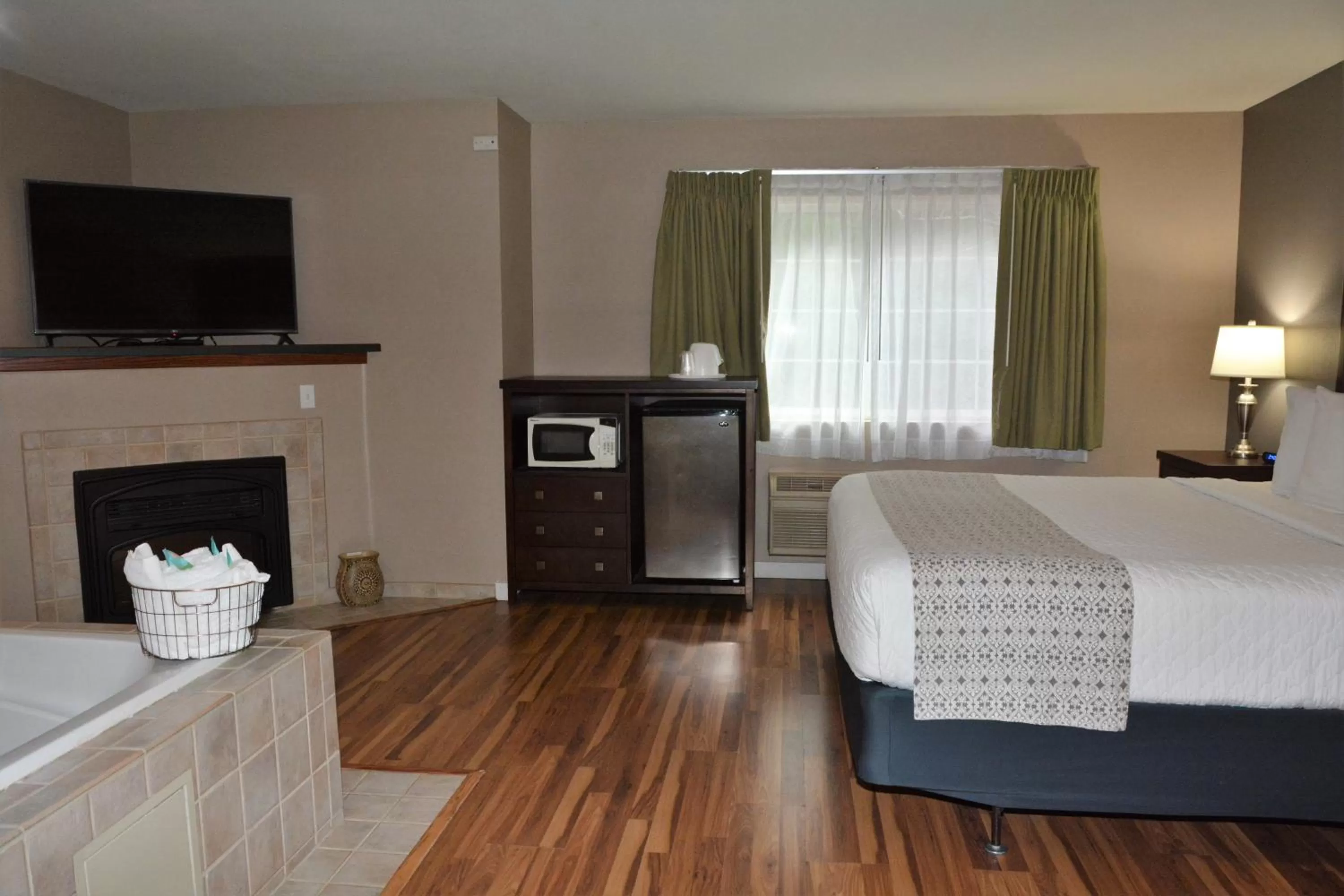 King Room with Spa Bath in FairBridge Inn & Suites DuPont