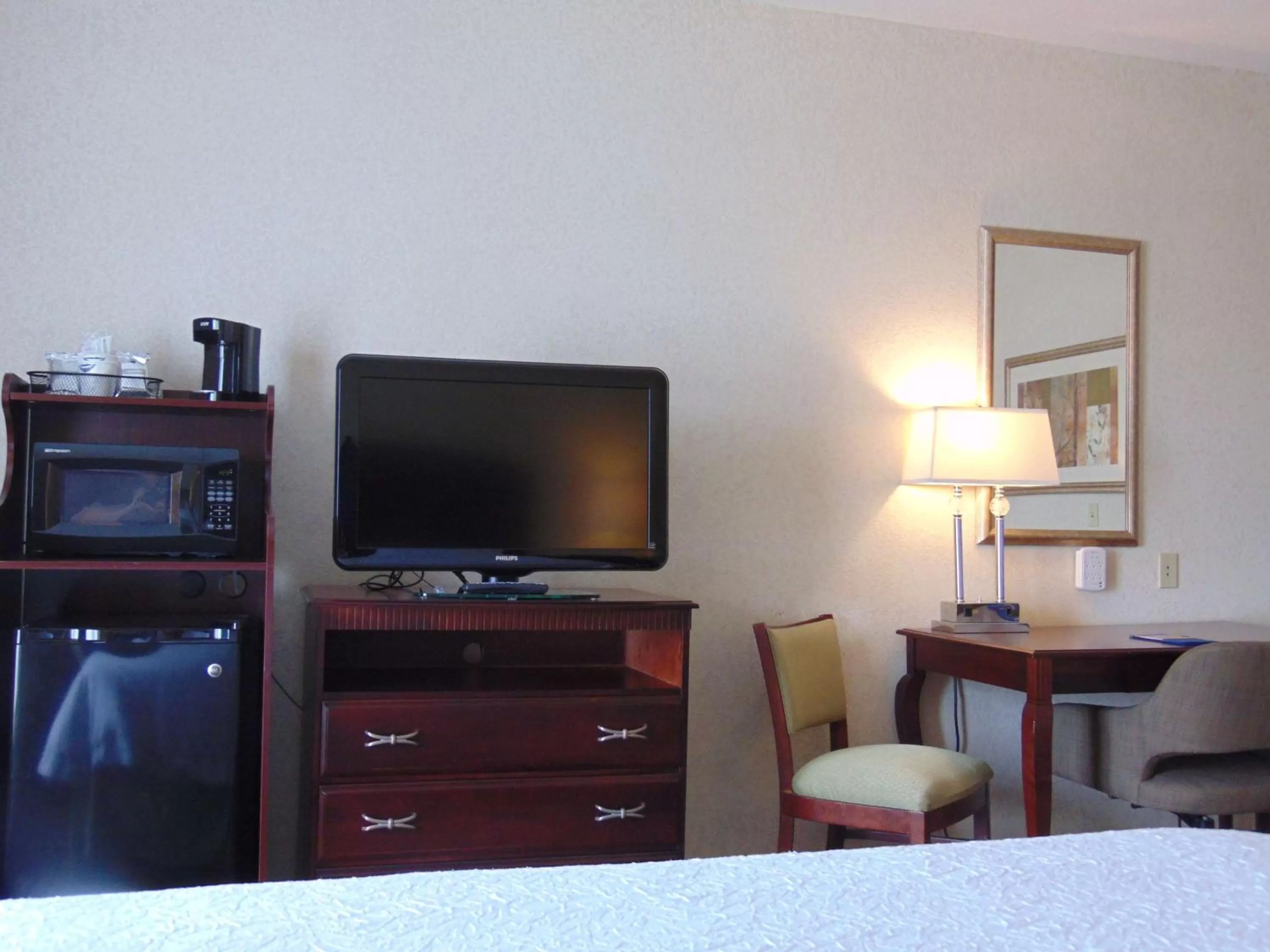 King Room with Whirlpool - Non-Smoking in Hampton Inn & Suites Cleveland-Mentor