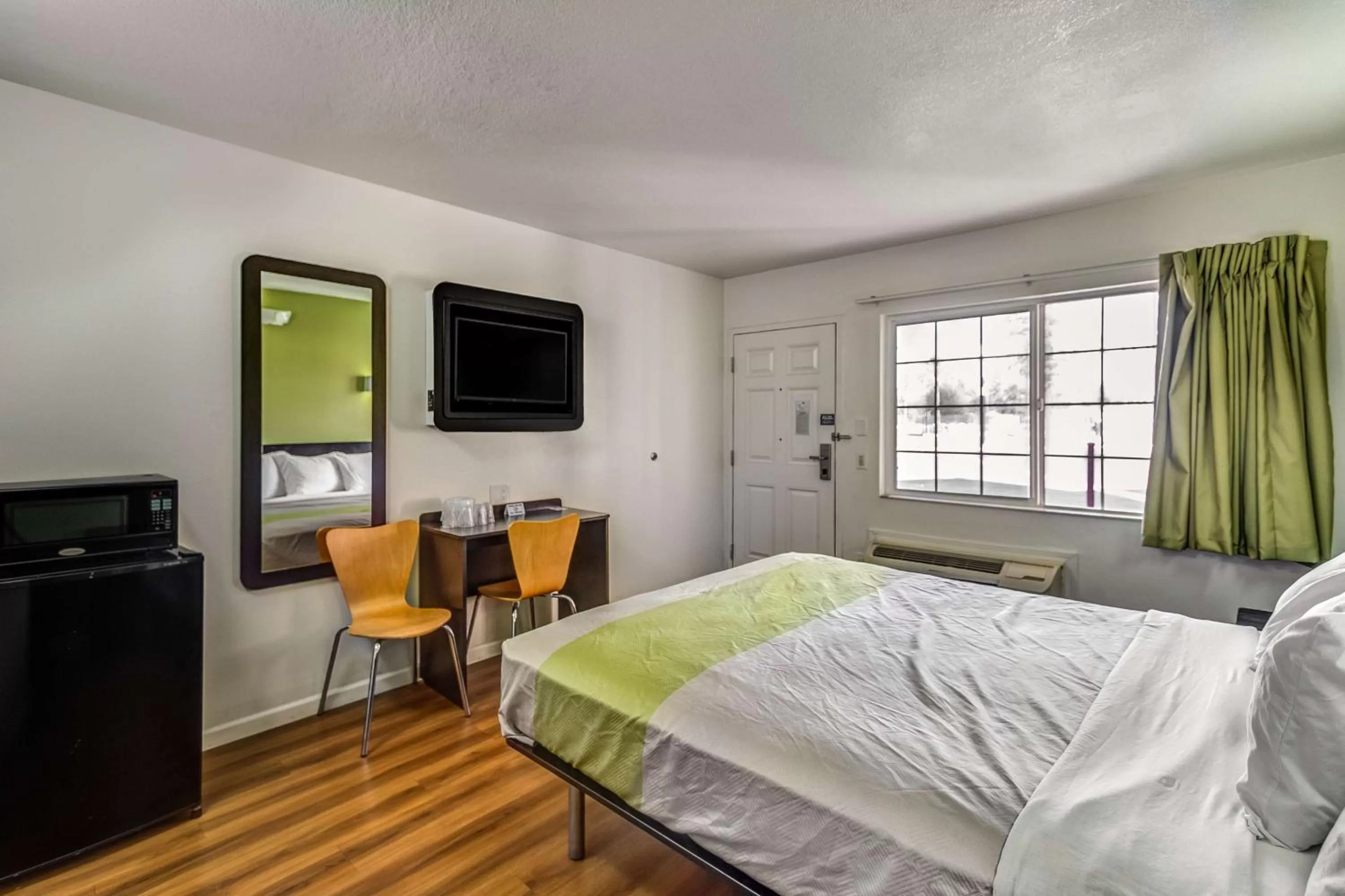 Deluxe Queen Room - single occupancy - Non-Smoking in Motel 6-Visalia, CA