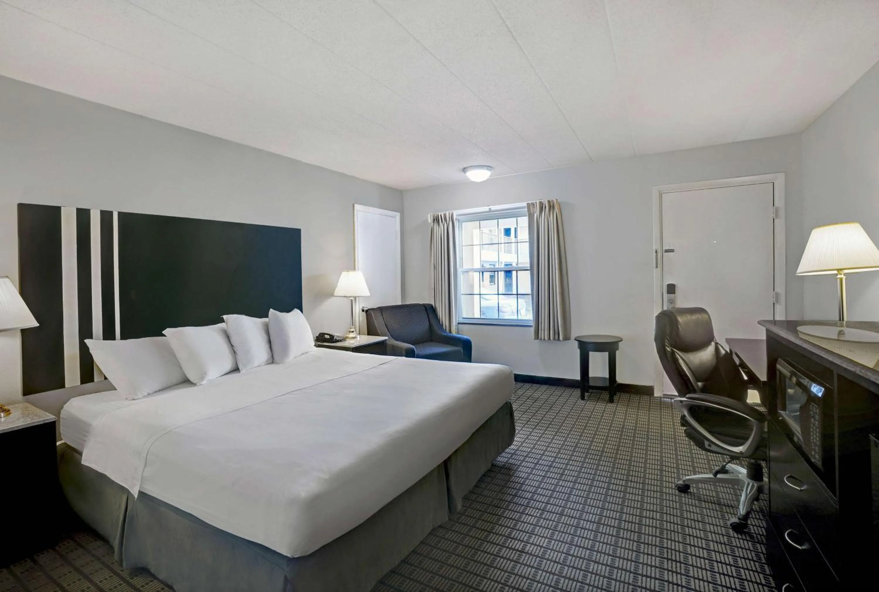 Deluxe King Room - Non-Smoking in Motel 6 Washington, PA