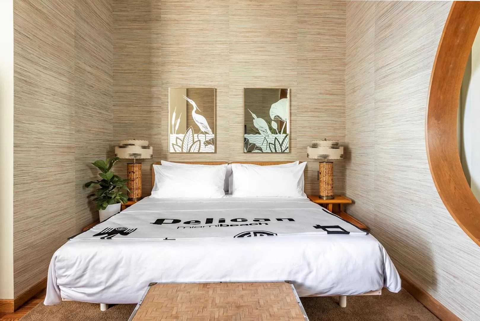 Deluxe King Suite Accessible in Pelican Hotel