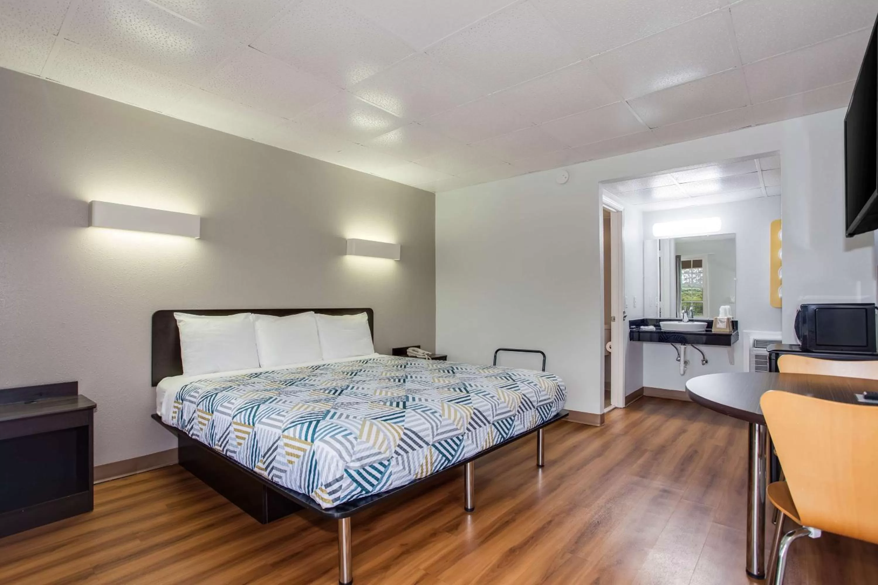 Deluxe King Room - Non-Smoking in Motel 6-Walterboro, SC