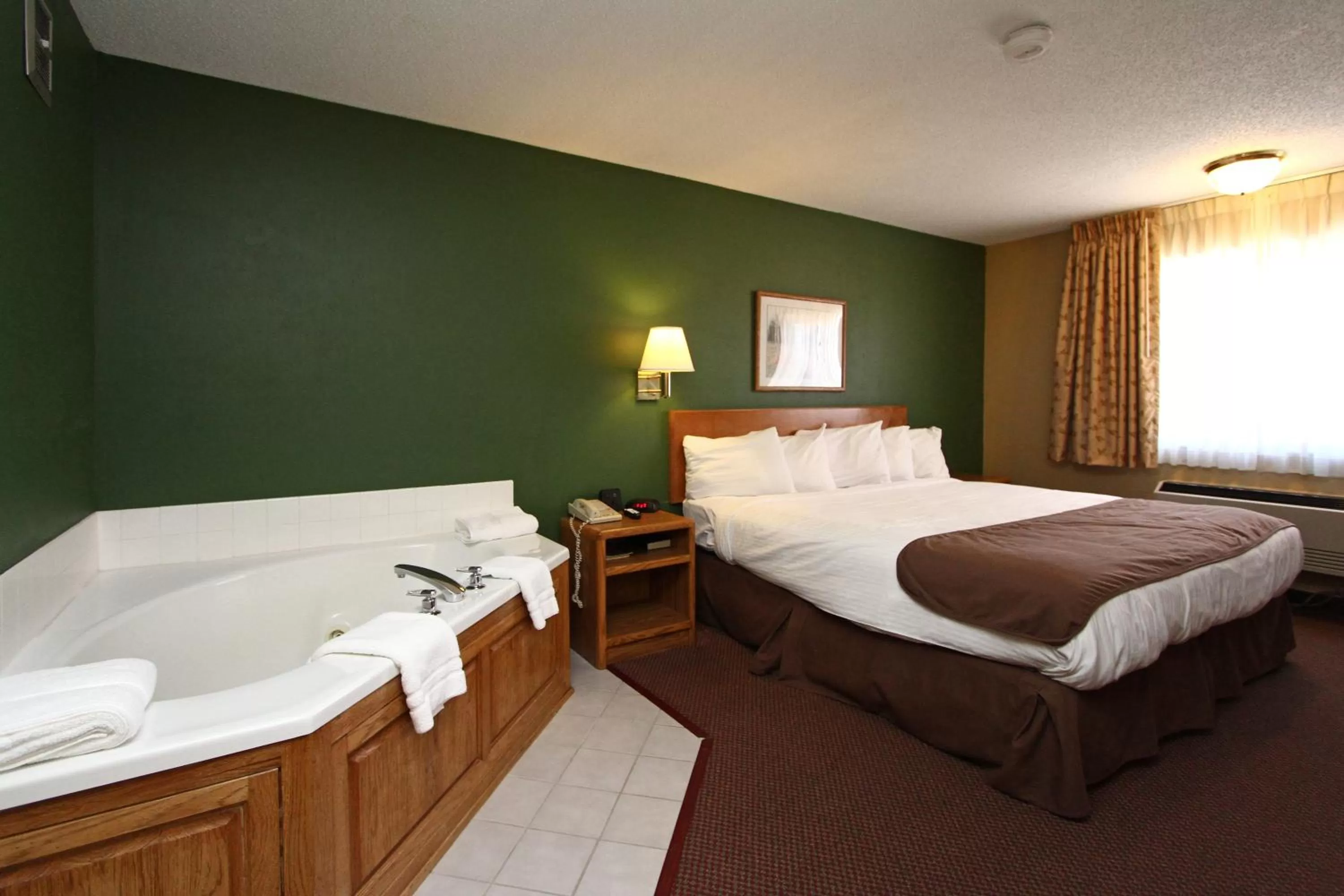 King Room with Spa Bath - Non-Smoking in New Victorian Inn & Suites Kearney