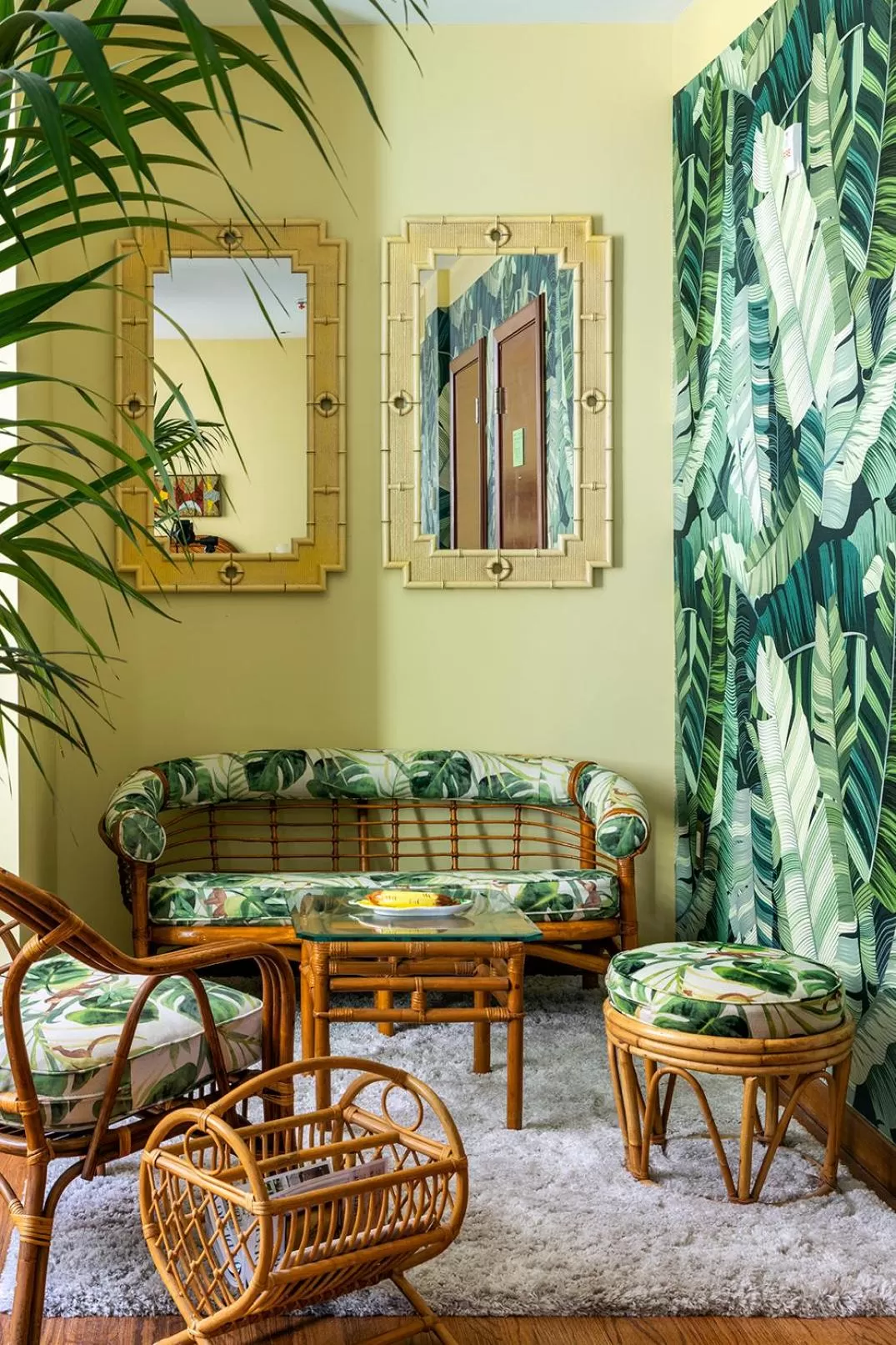 Deluxe Queen Suite in Pelican Hotel