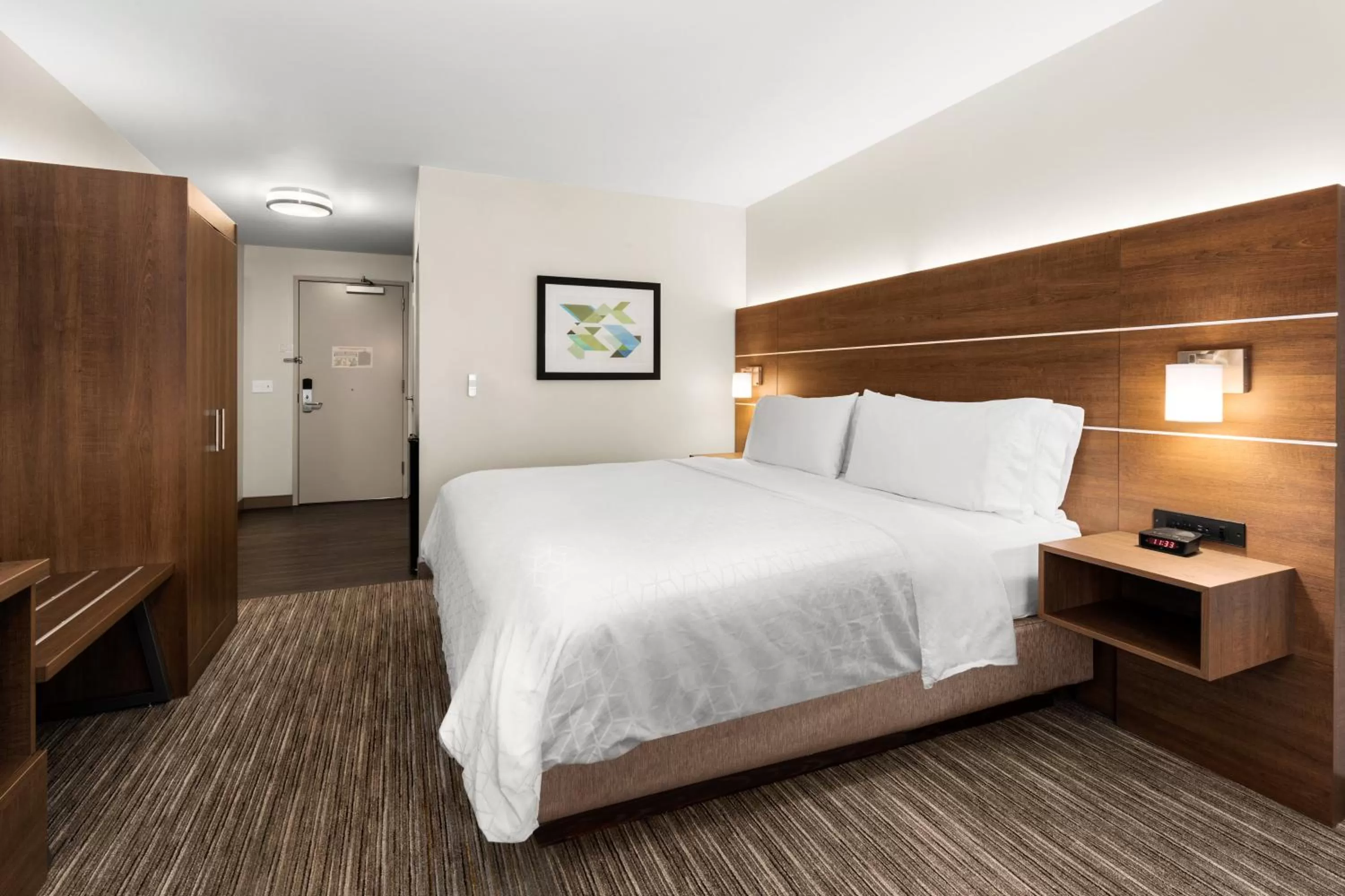 King Room - Hearing Accessible - Roll-in Shower in Holiday Inn Express and Suites Sumner by IHG