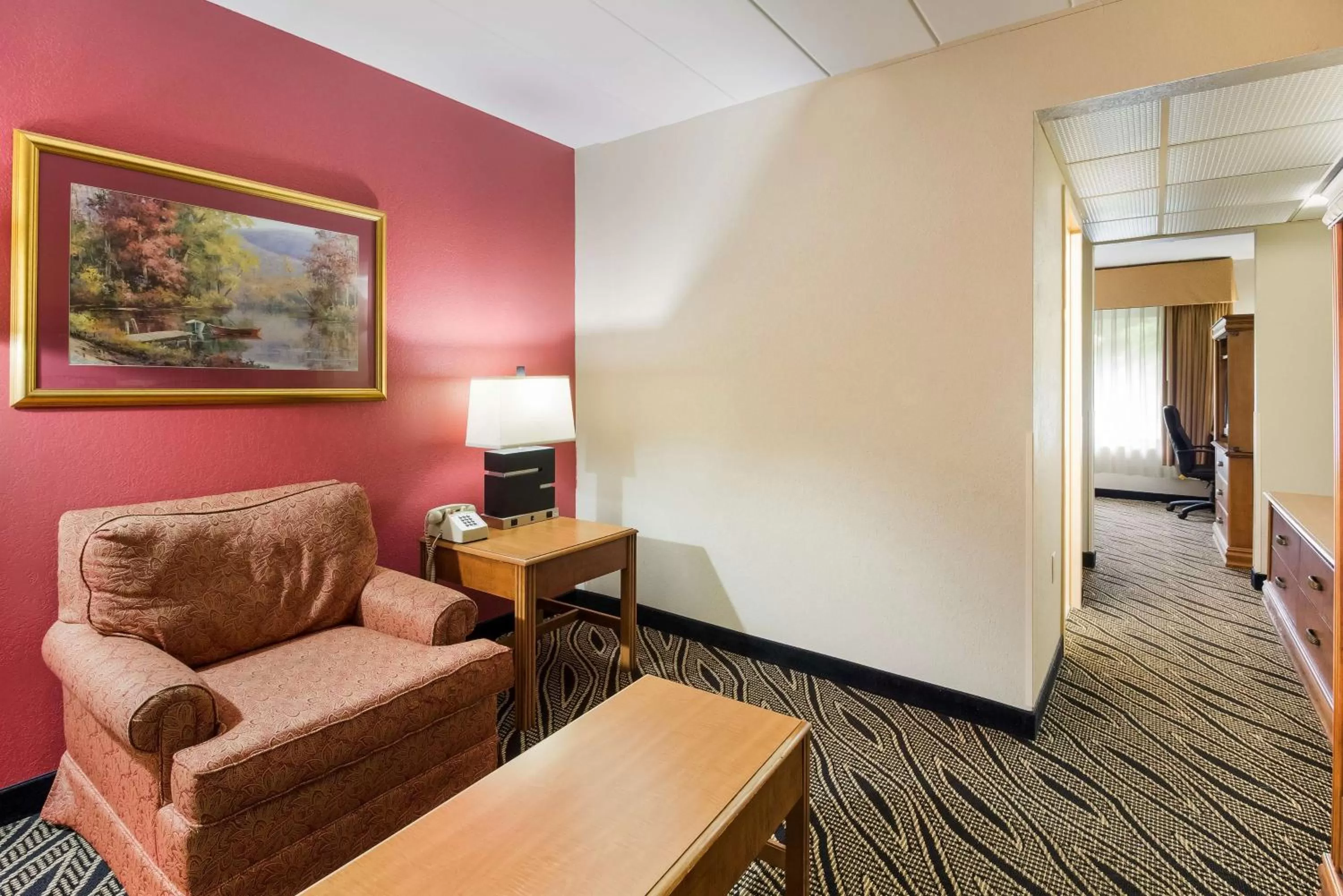 Queen Suite with Pool View - Non-Smoking in Best Western Braddock Inn