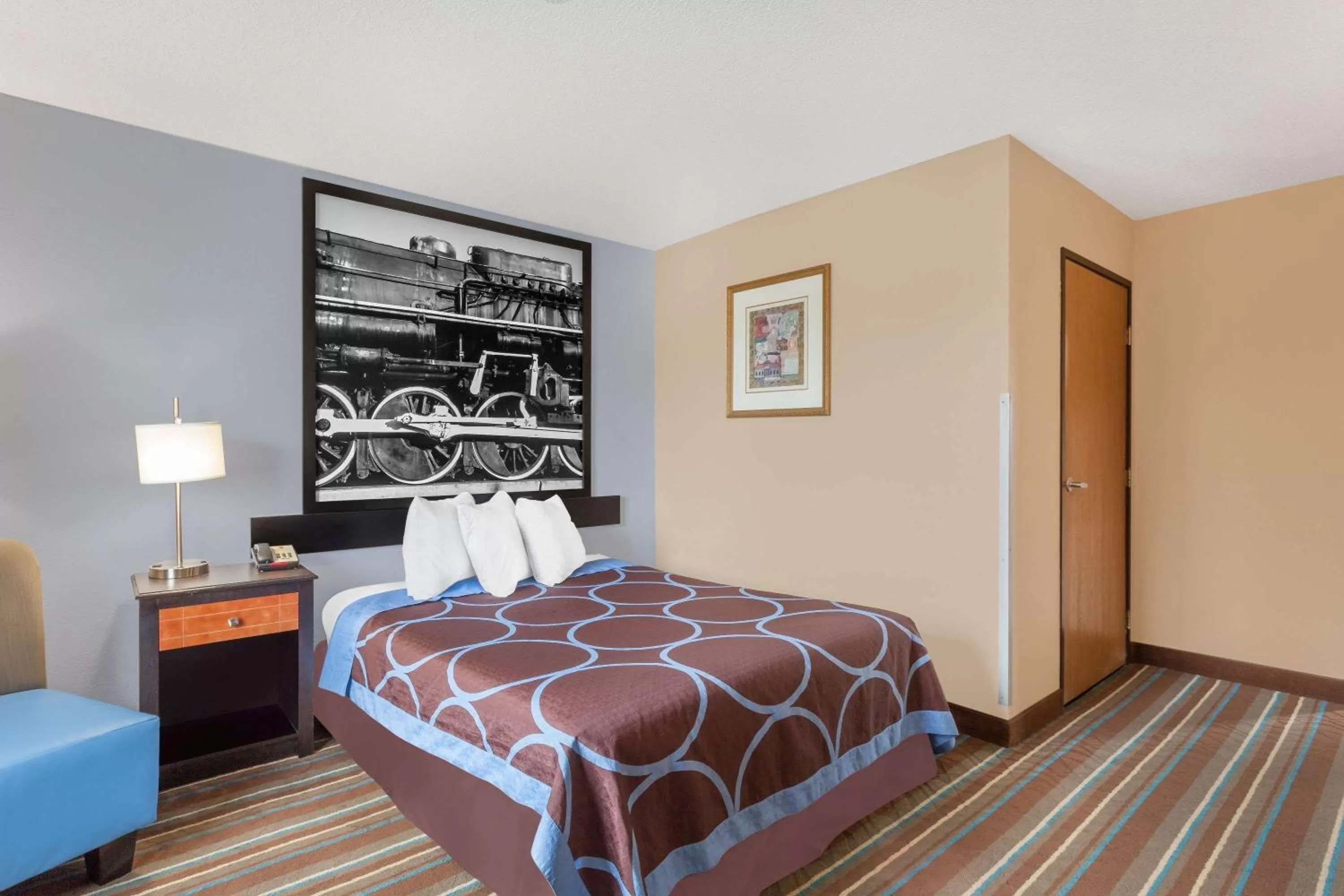 Queen Room - Disability Access in Super 8 by Wyndham Havre De Grace Aberdeen Area