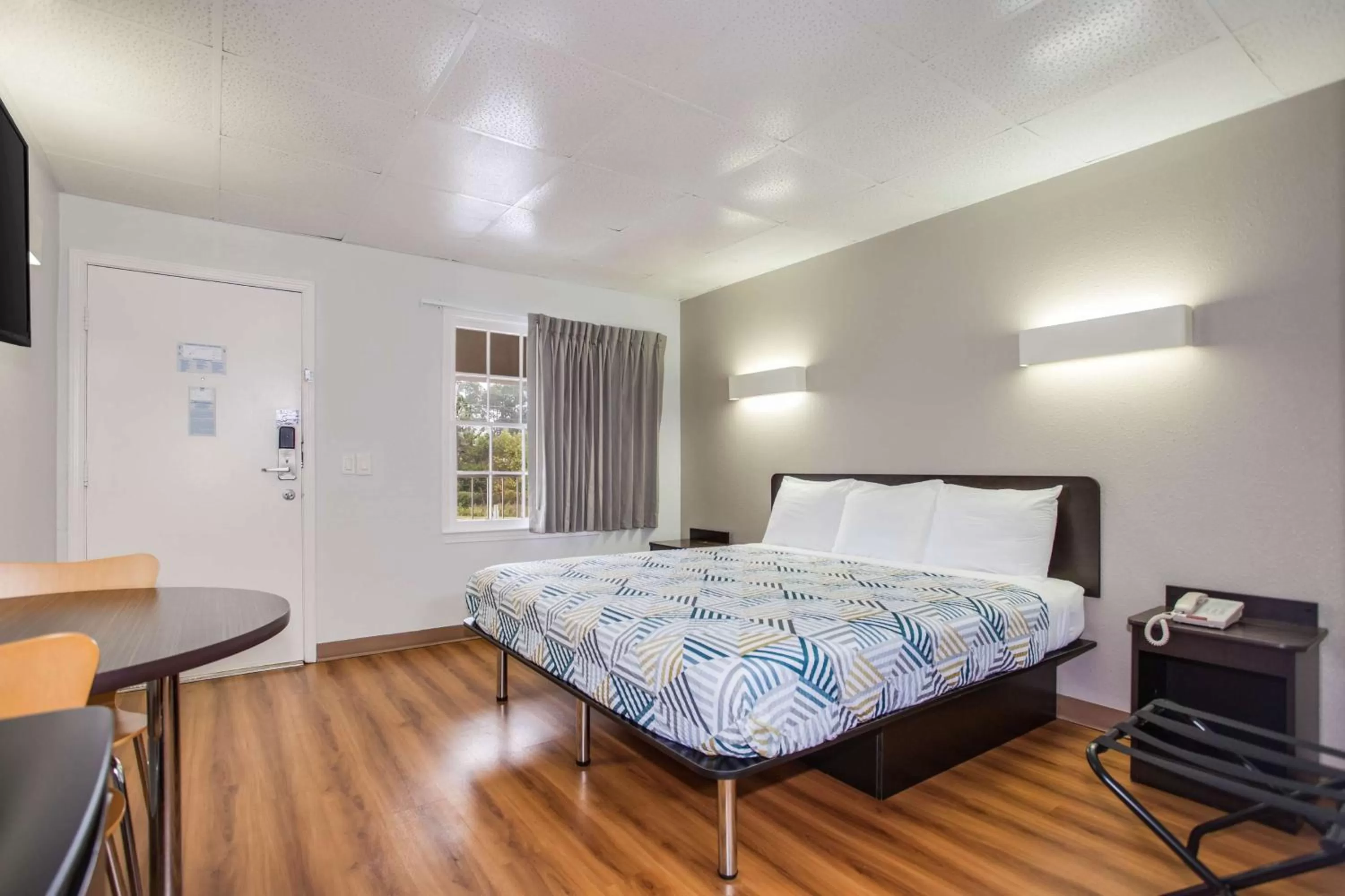 King Room - Non-Smoking in Motel 6-Walterboro, SC