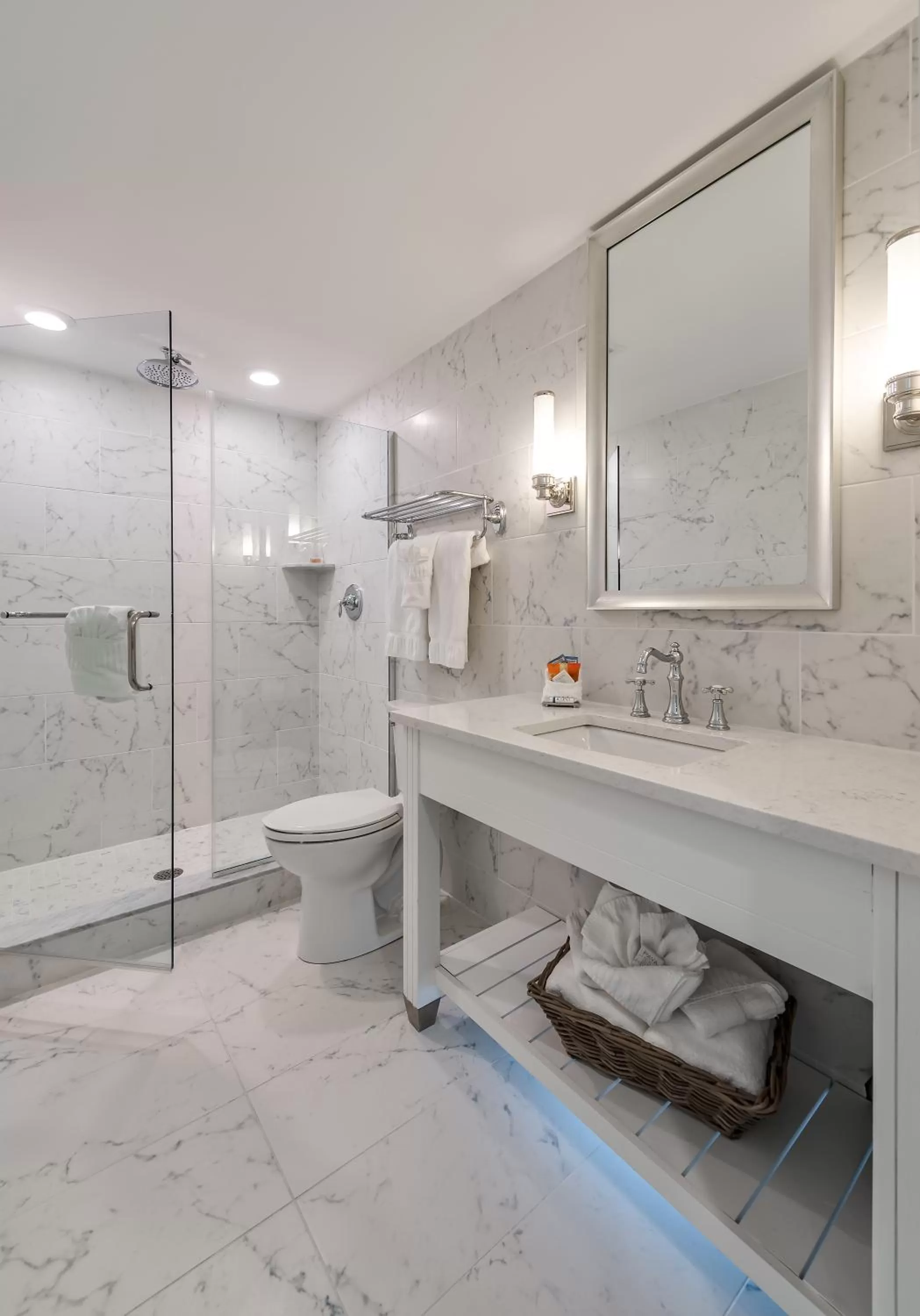 Premium Poolside King Studio in ICONA Avalon