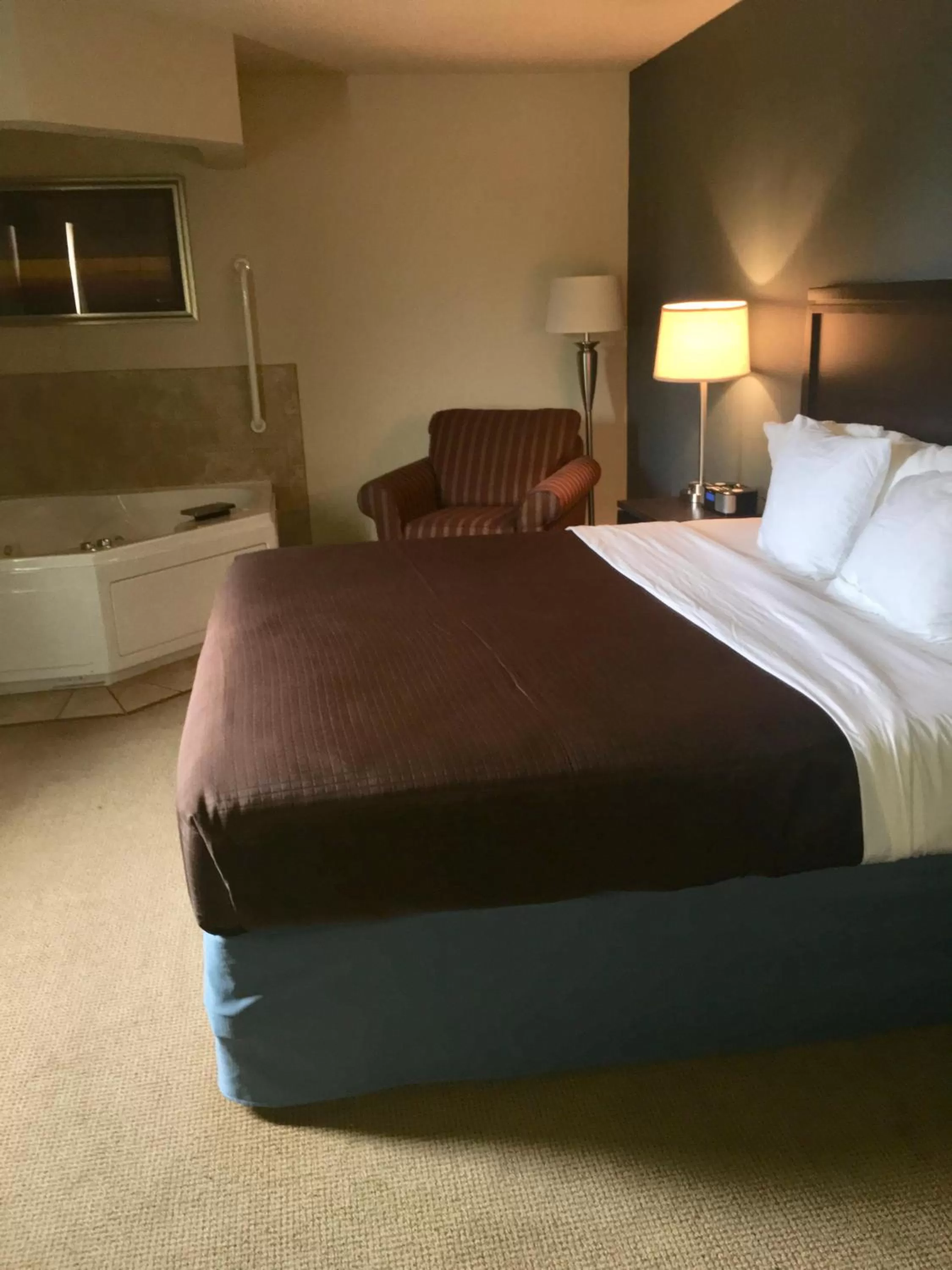 One-Bedroom King Suite with Jetted Tub - Non-Smoking in AmericInn by Wyndham Monmouth