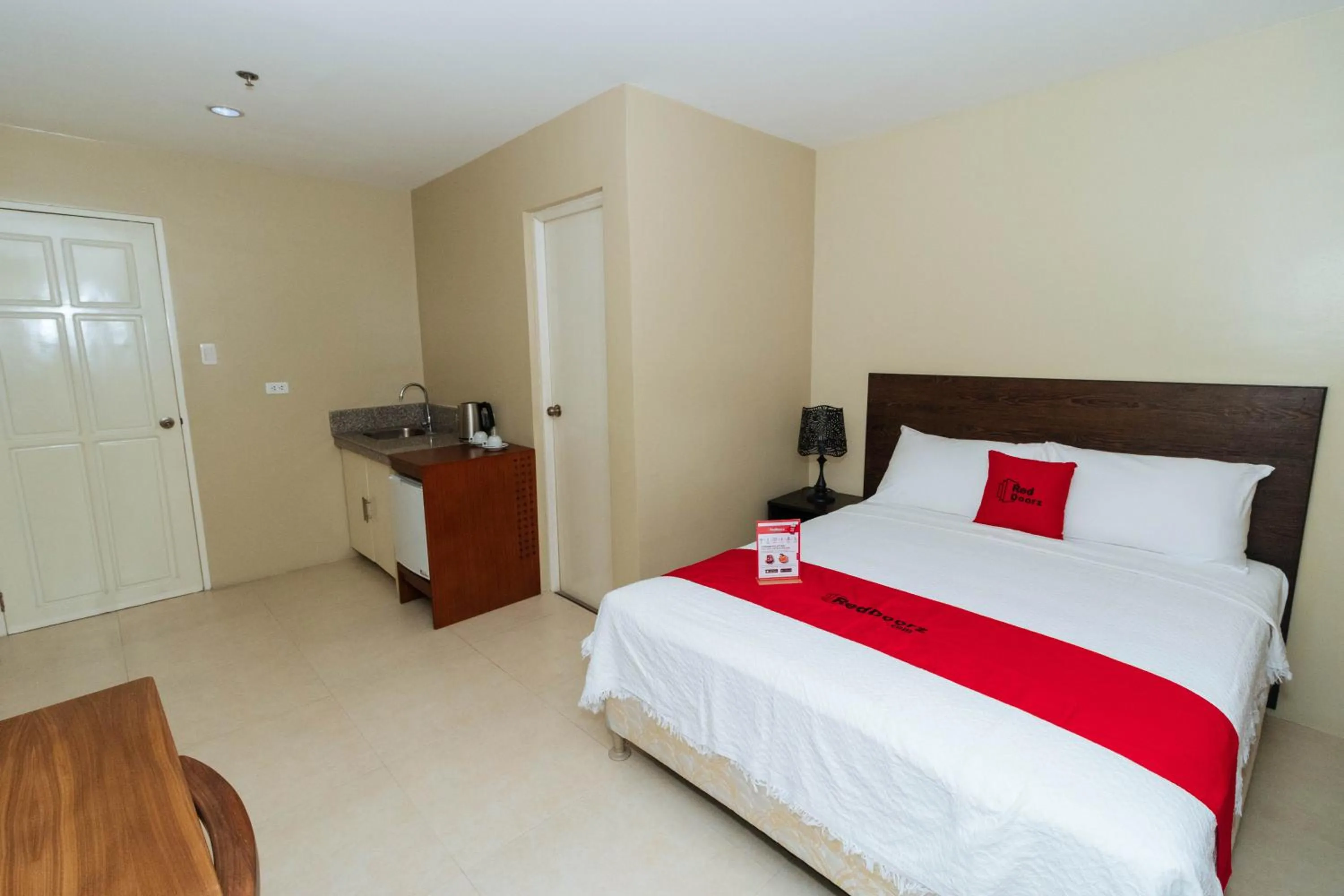 Standard Double Room in RedDoorz near Osmena Highway 1