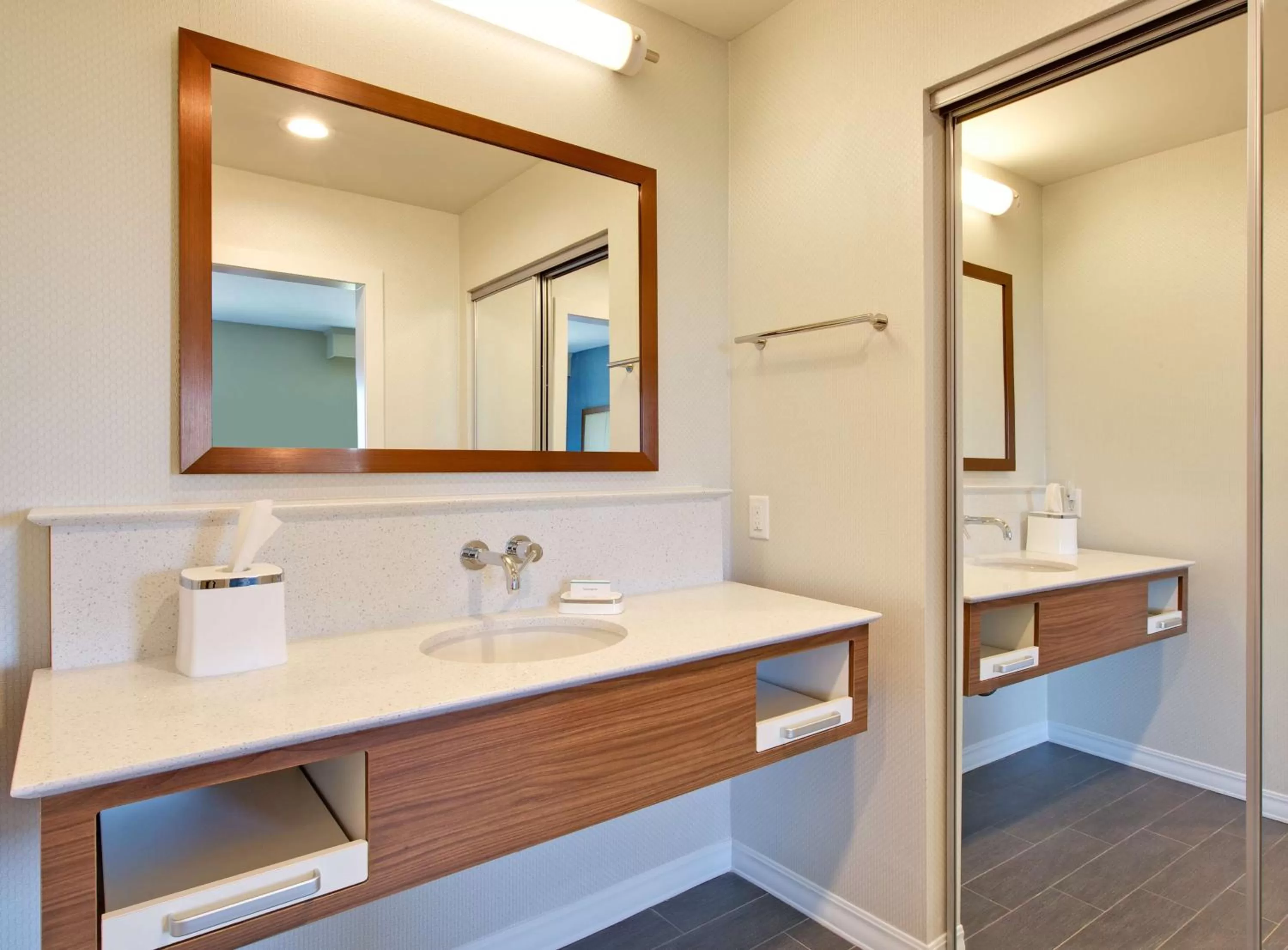 Queen Room with Two Queen Beds with Bath Tub - Hearing Access/Non-Smoking in Hampton Inn and Suites Snyder