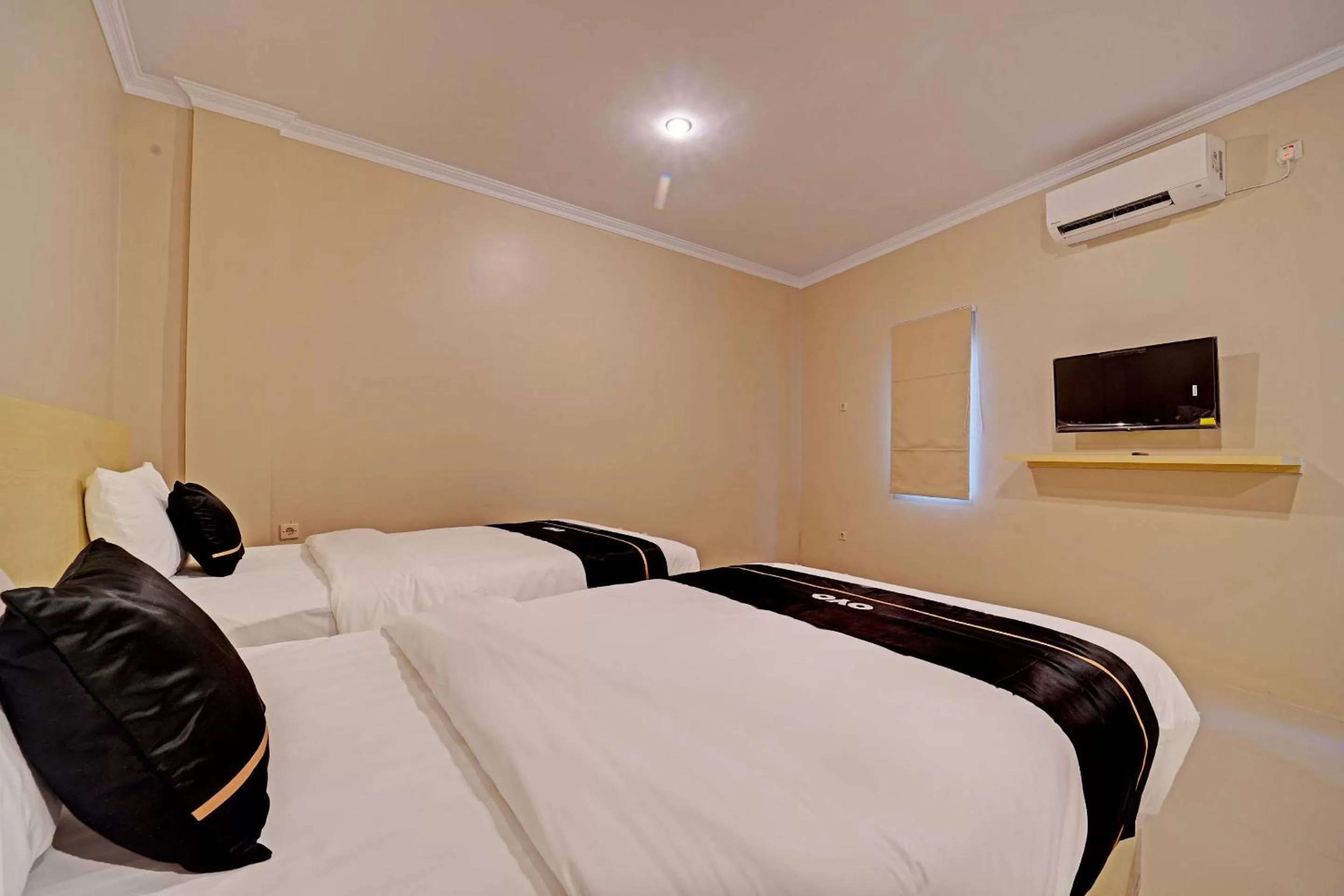 Delxue Twin Room in Hotel Andono near YIA Mitra RedDoorz